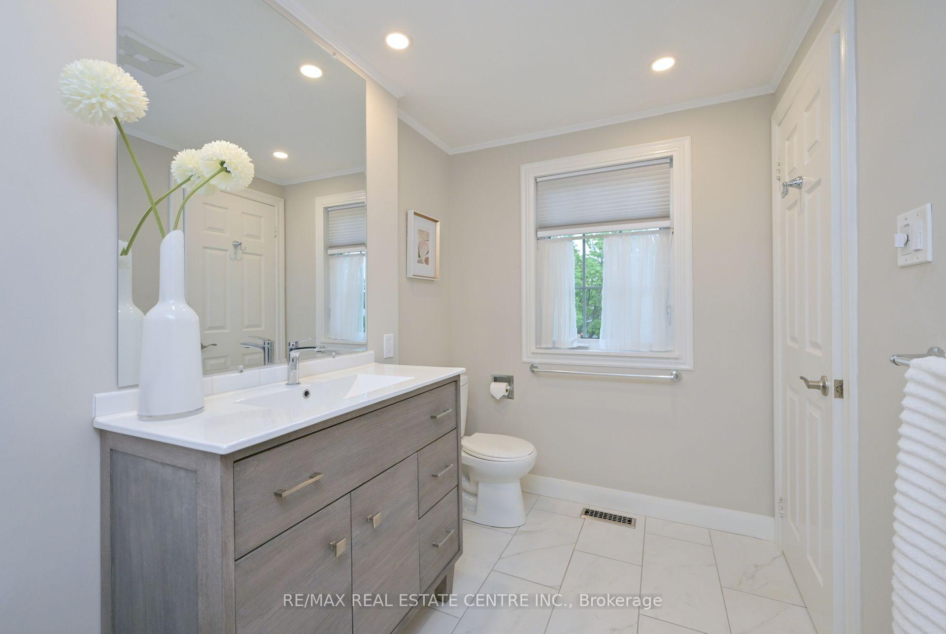 Photo 19 of 22 Horton Crescent, Brampton, Central Park — HOMEH