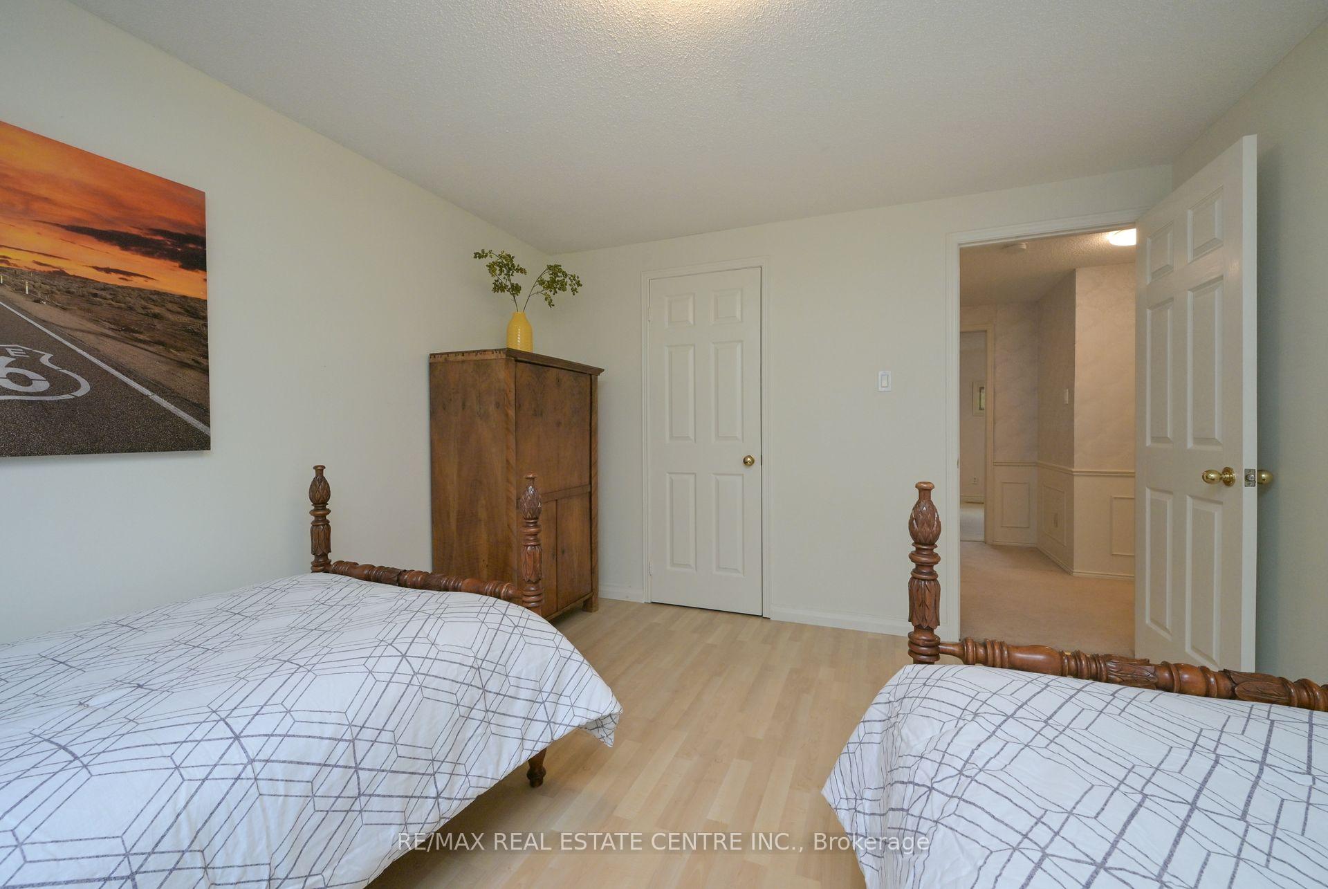 Photo 23 of 22 Horton Crescent, Brampton, Central Park — HOMEH