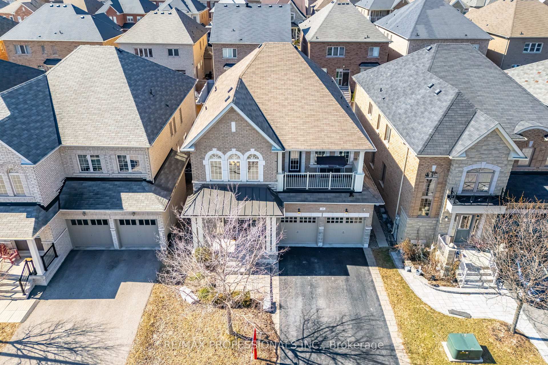 Photo 3 of 35 Lampman Crescent, Brampton, Credit Valley — HOMEH