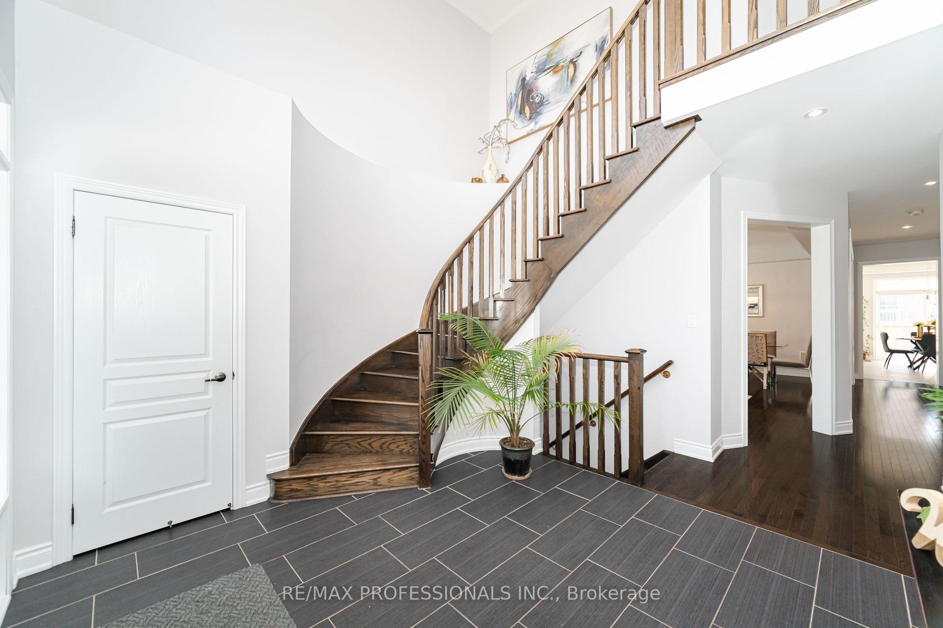 Photo 11 of 35 Lampman Crescent, Brampton, Credit Valley — HOMEH