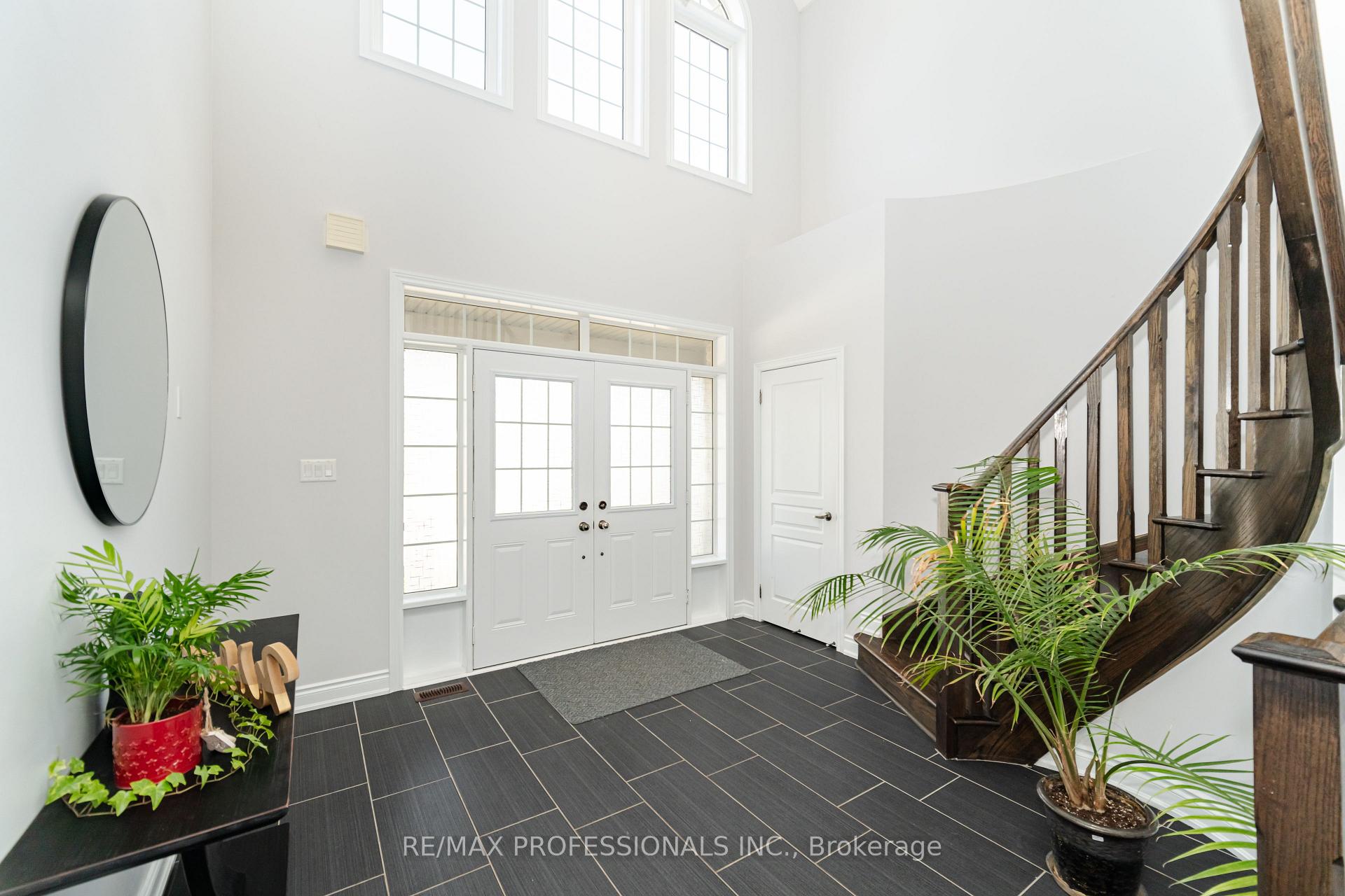 Photo 5 of 35 Lampman Crescent, Brampton, Credit Valley — HOMEH