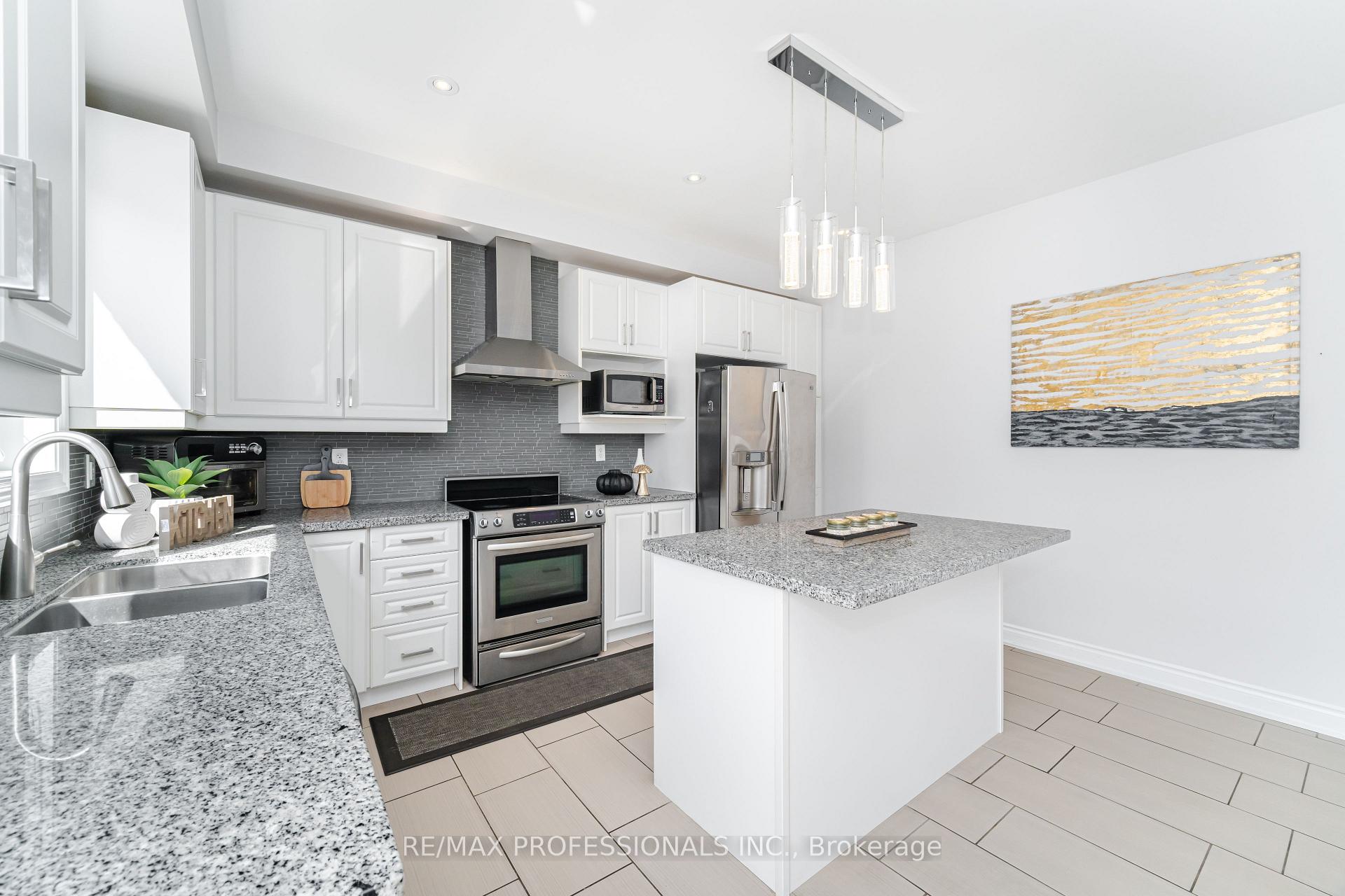 Photo 12 of 35 Lampman Crescent, Brampton, Credit Valley — HOMEH