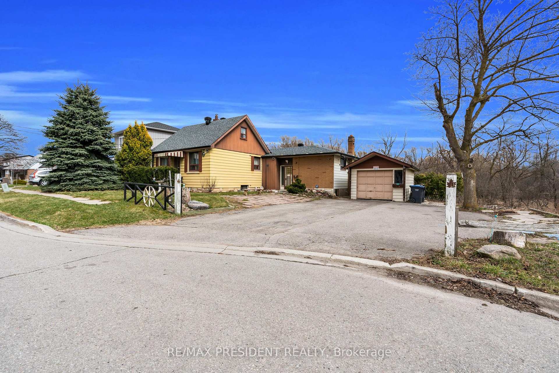 Photo 4 of 61 Royce Avenue, Brampton, Downtown Brampton — HOMEH