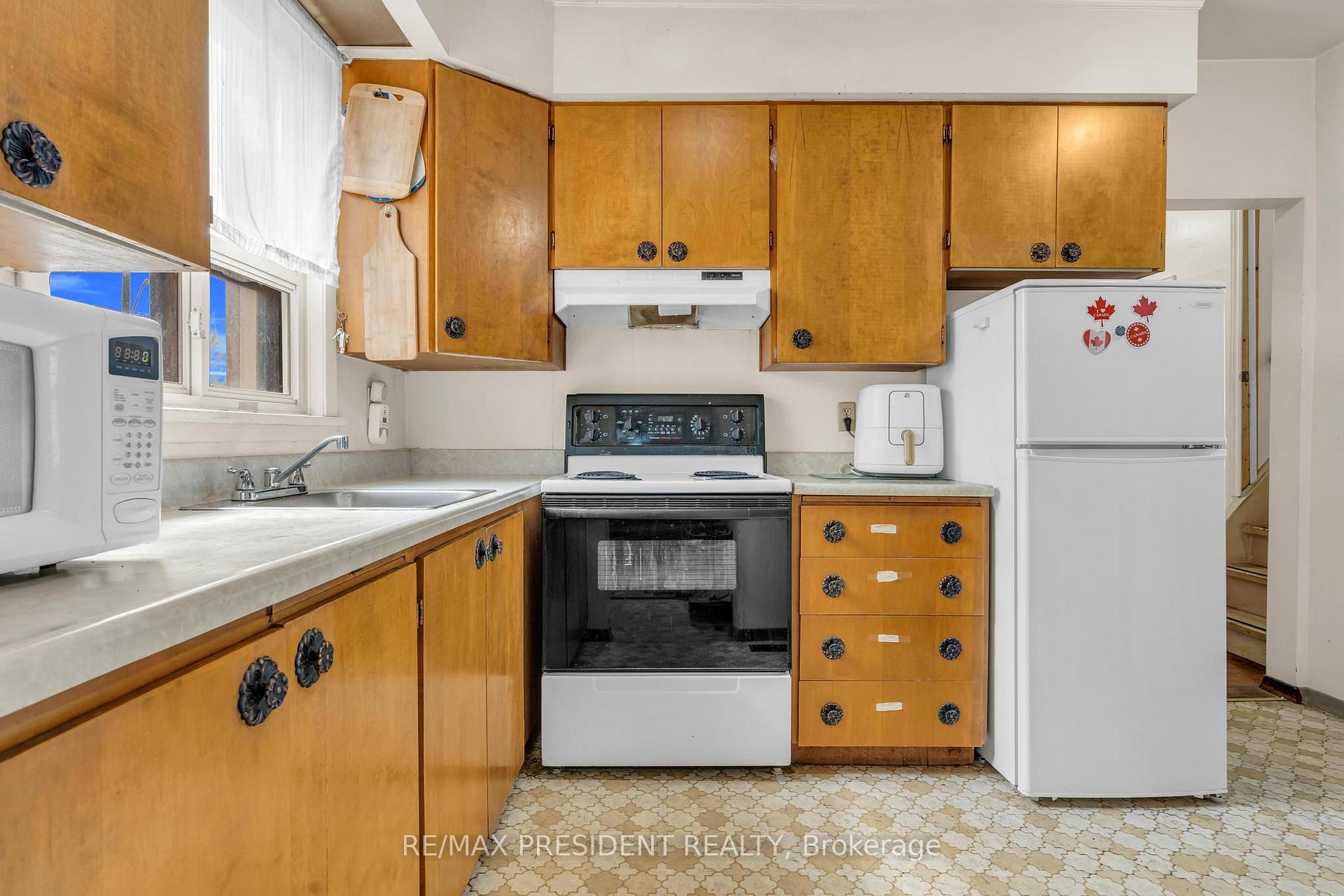 Photo 10 of 61 Royce Avenue, Brampton, Downtown Brampton — HOMEH