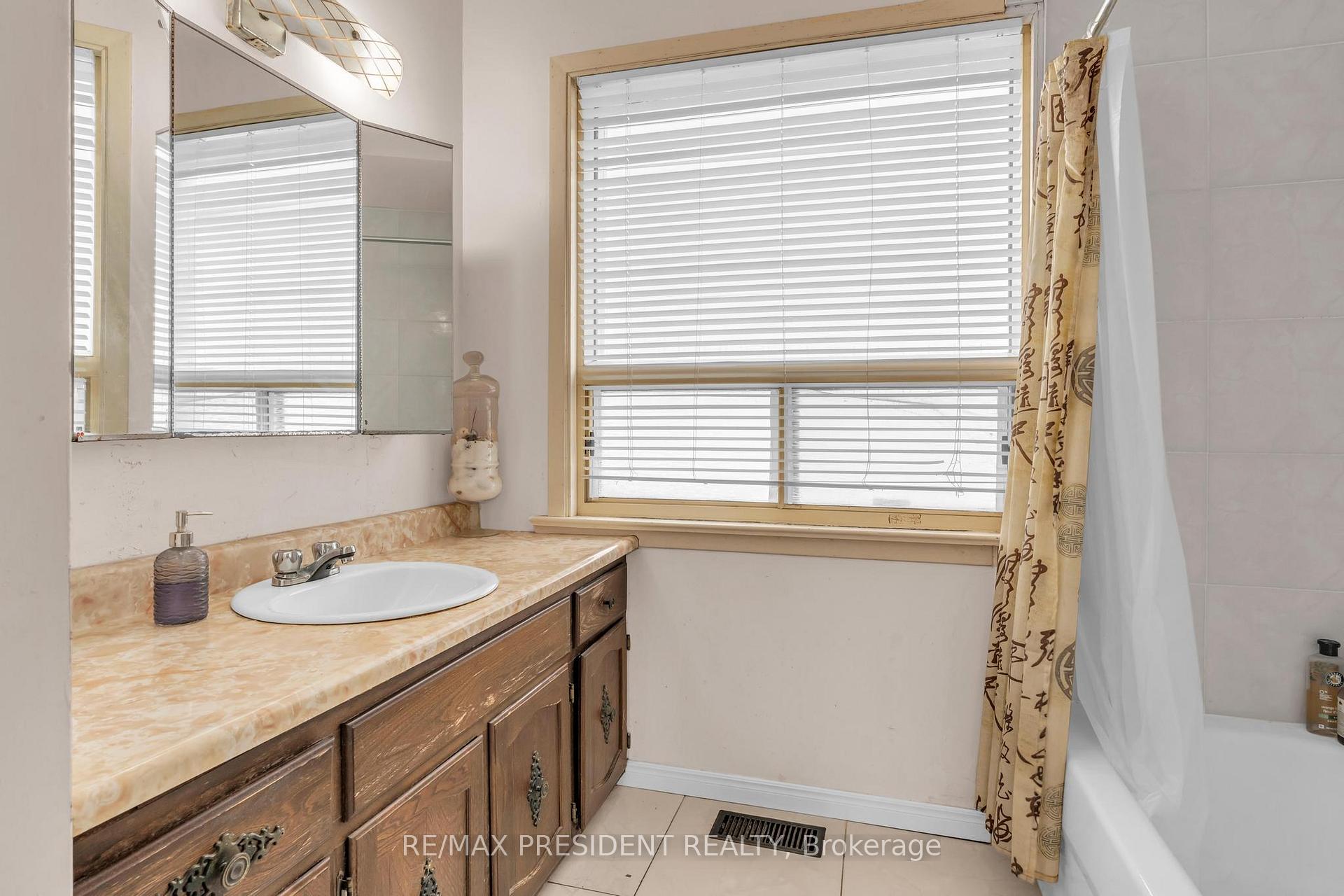 Photo 12 of 61 Royce Avenue, Brampton, Downtown Brampton — HOMEH