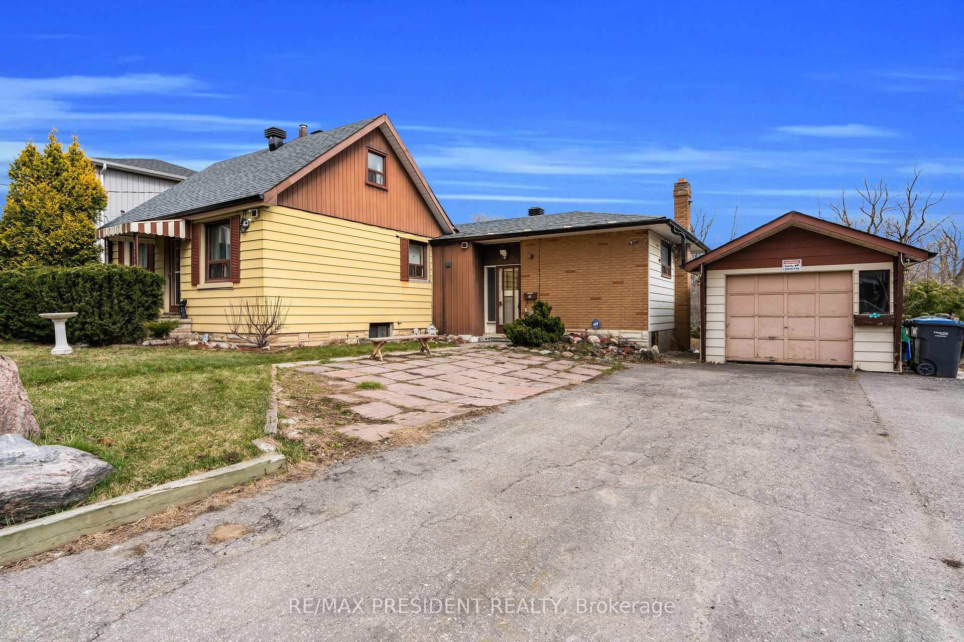 Photo 24 of 61 Royce Avenue, Brampton, Downtown Brampton — HOMEH