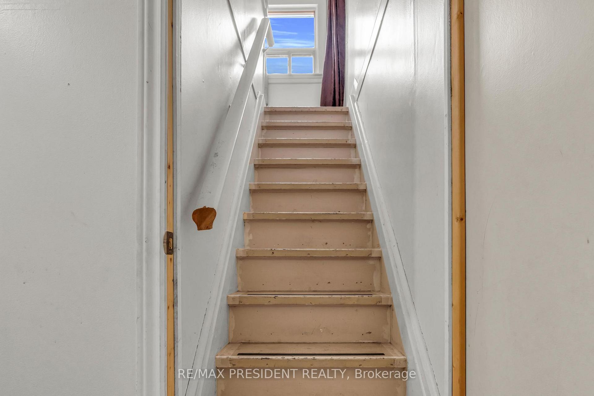 Photo 41 of 61 Royce Avenue, Brampton, Downtown Brampton — HOMEH
