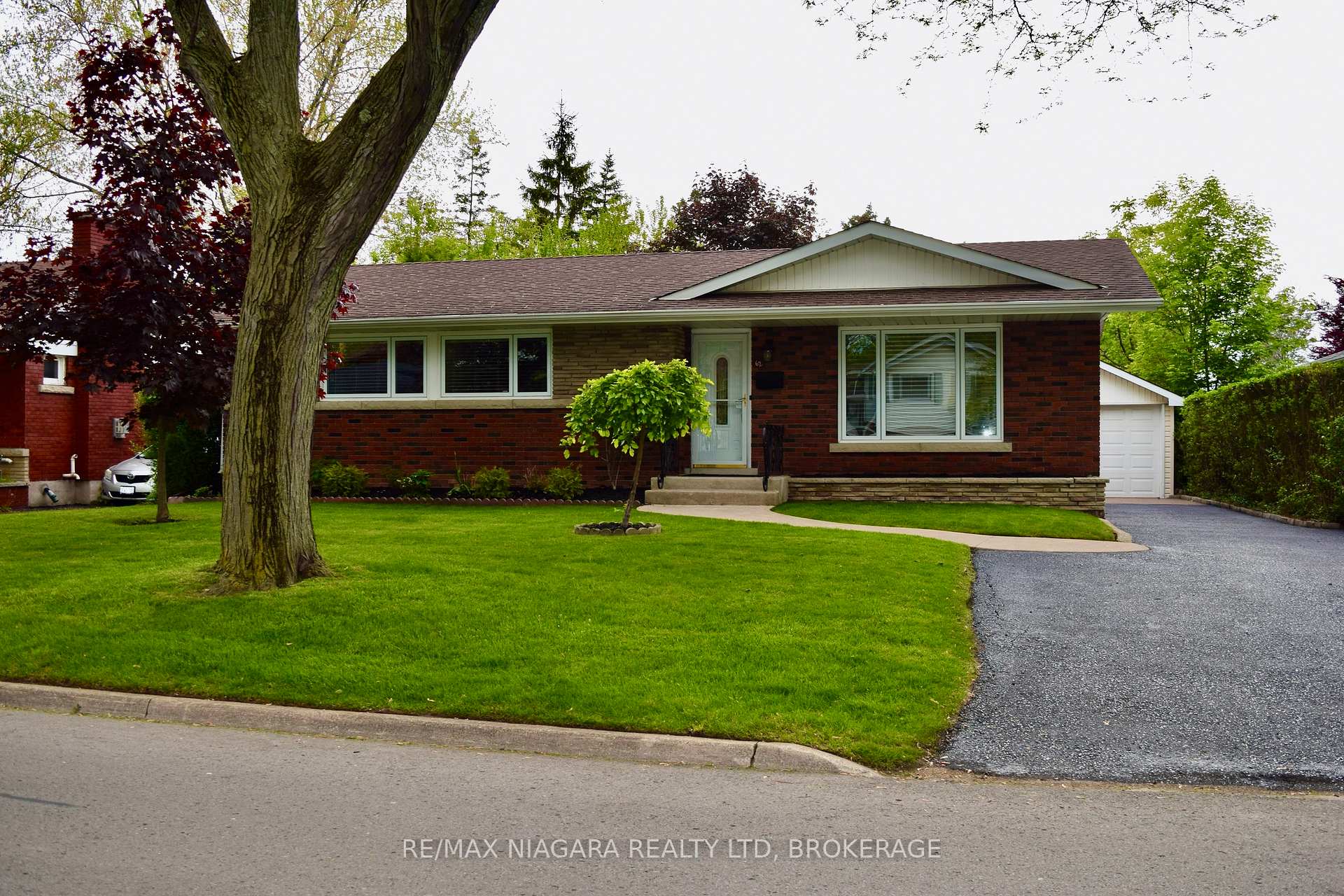 Photo 2 of 62 Masterson Drive, St. Catharines, Glendale/Glenridge — HOMEH