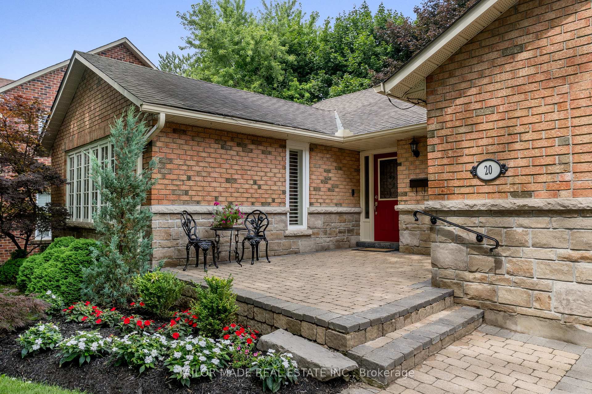 Photo 2 of 20 Lennox Court, Brampton, Snelgrove — HOMEH