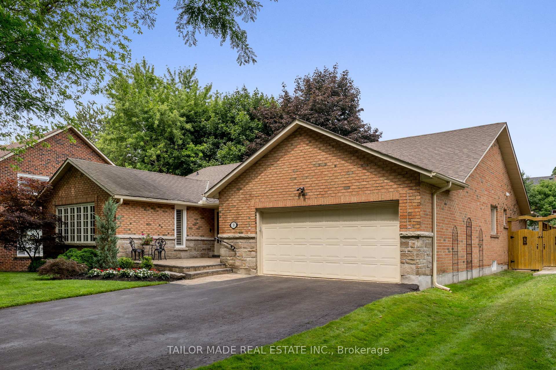Photo 3 of 20 Lennox Court, Brampton, Snelgrove — HOMEH