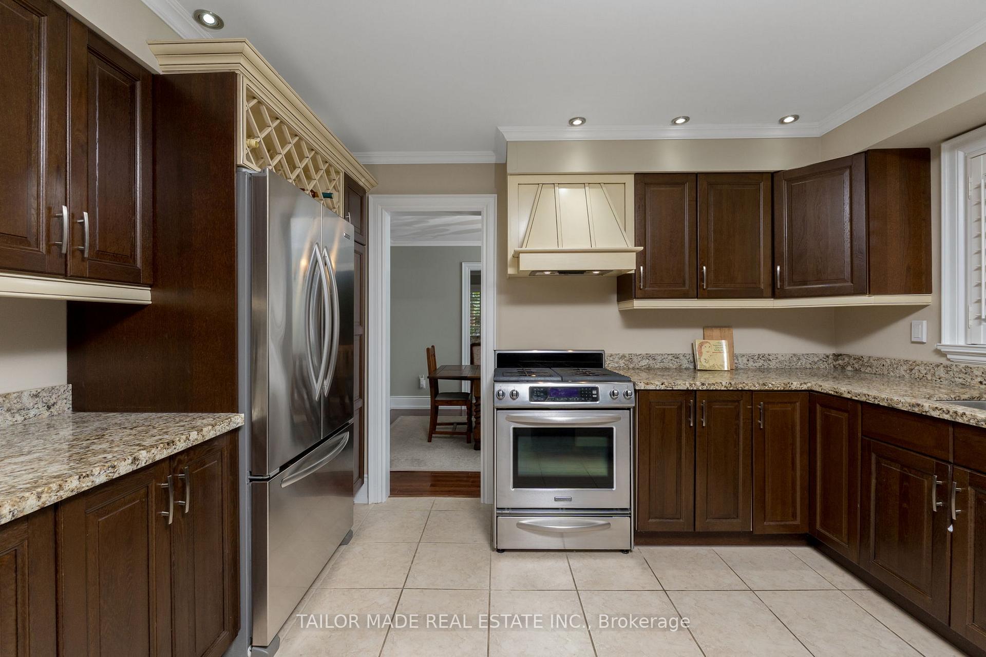 Photo 5 of 20 Lennox Court, Brampton, Snelgrove — HOMEH