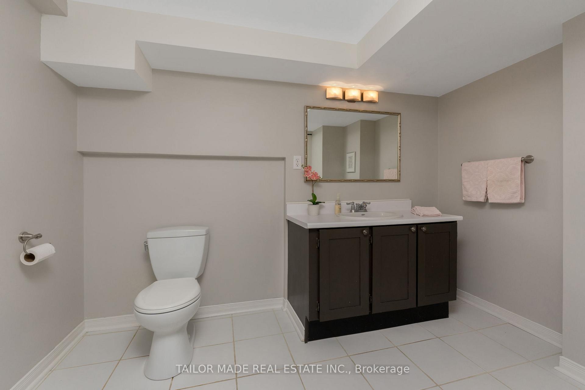 Photo 13 of 20 Lennox Court, Brampton, Snelgrove — HOMEH
