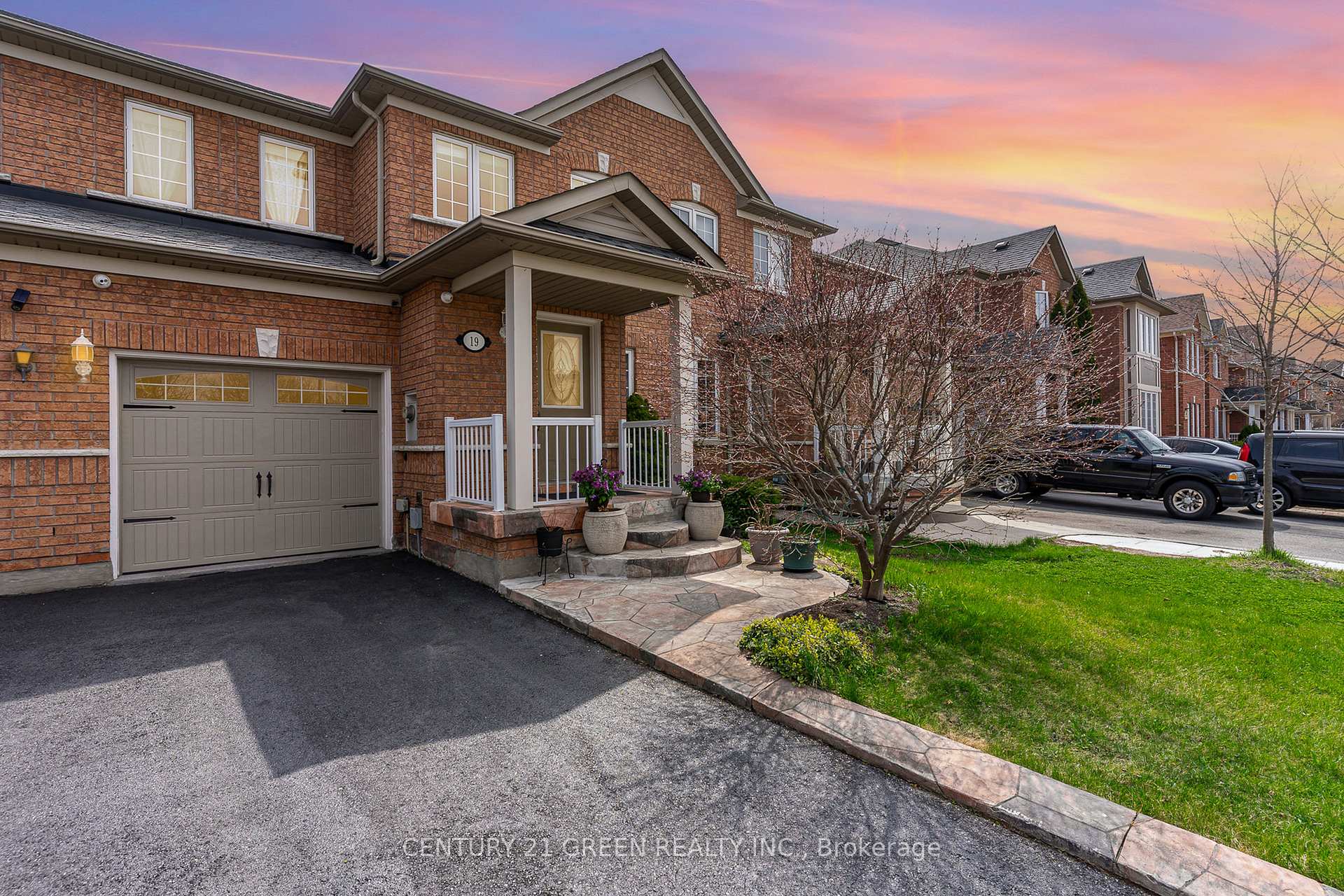 Photo 1 of 19 Fairway Court, Brampton, Heart Lake East — HOMEH