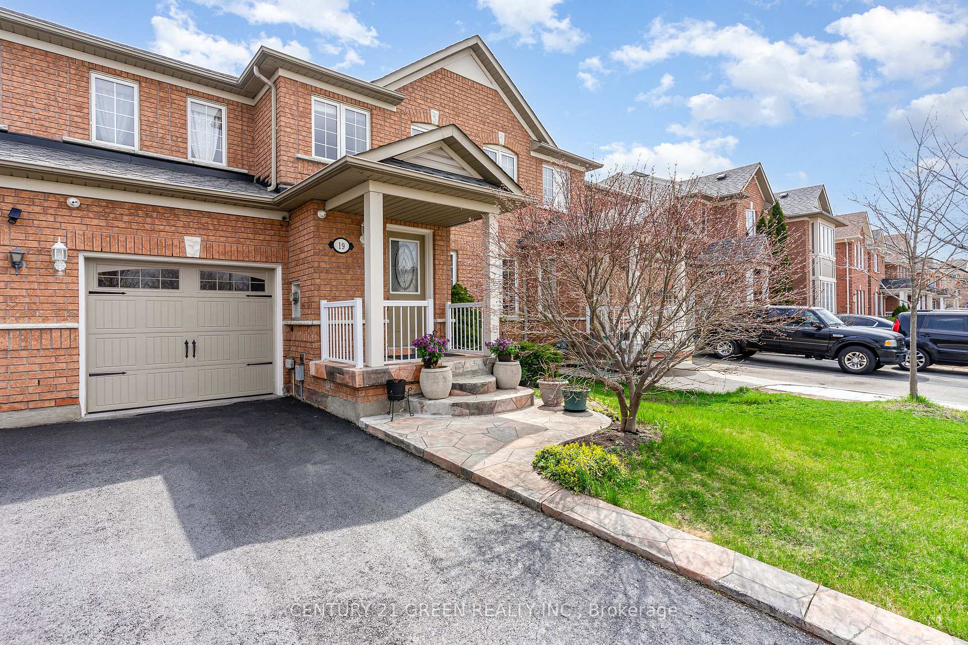 Photo 2 of 19 Fairway Court, Brampton, Heart Lake East — HOMEH
