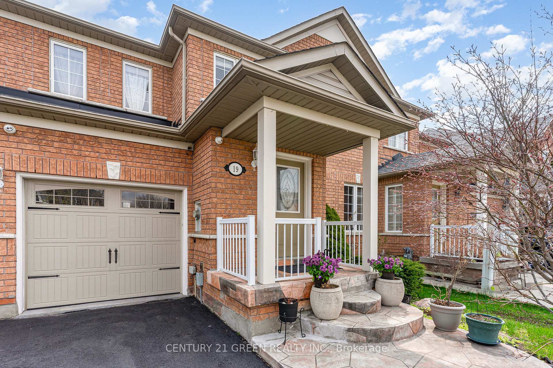 Photo 3 of 19 Fairway Court, Brampton, Heart Lake East — HOMEH