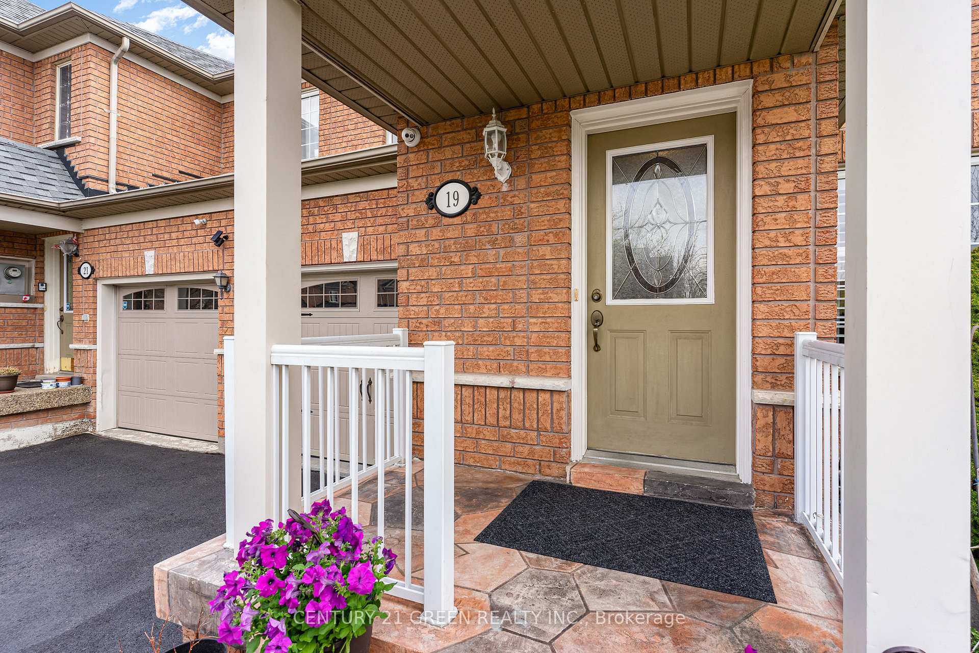 Photo 4 of 19 Fairway Court, Brampton, Heart Lake East — HOMEH