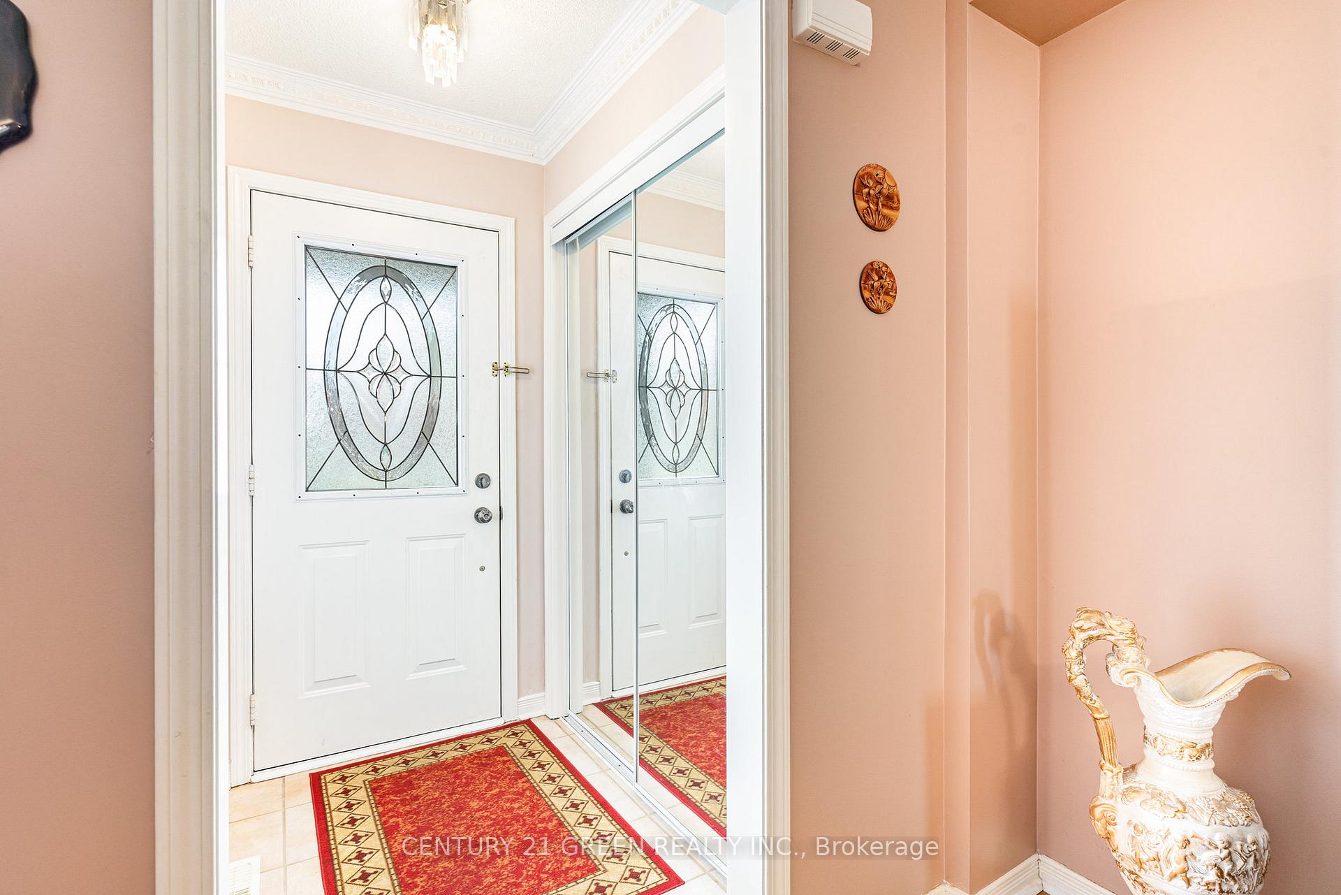 Photo 5 of 19 Fairway Court, Brampton, Heart Lake East — HOMEH