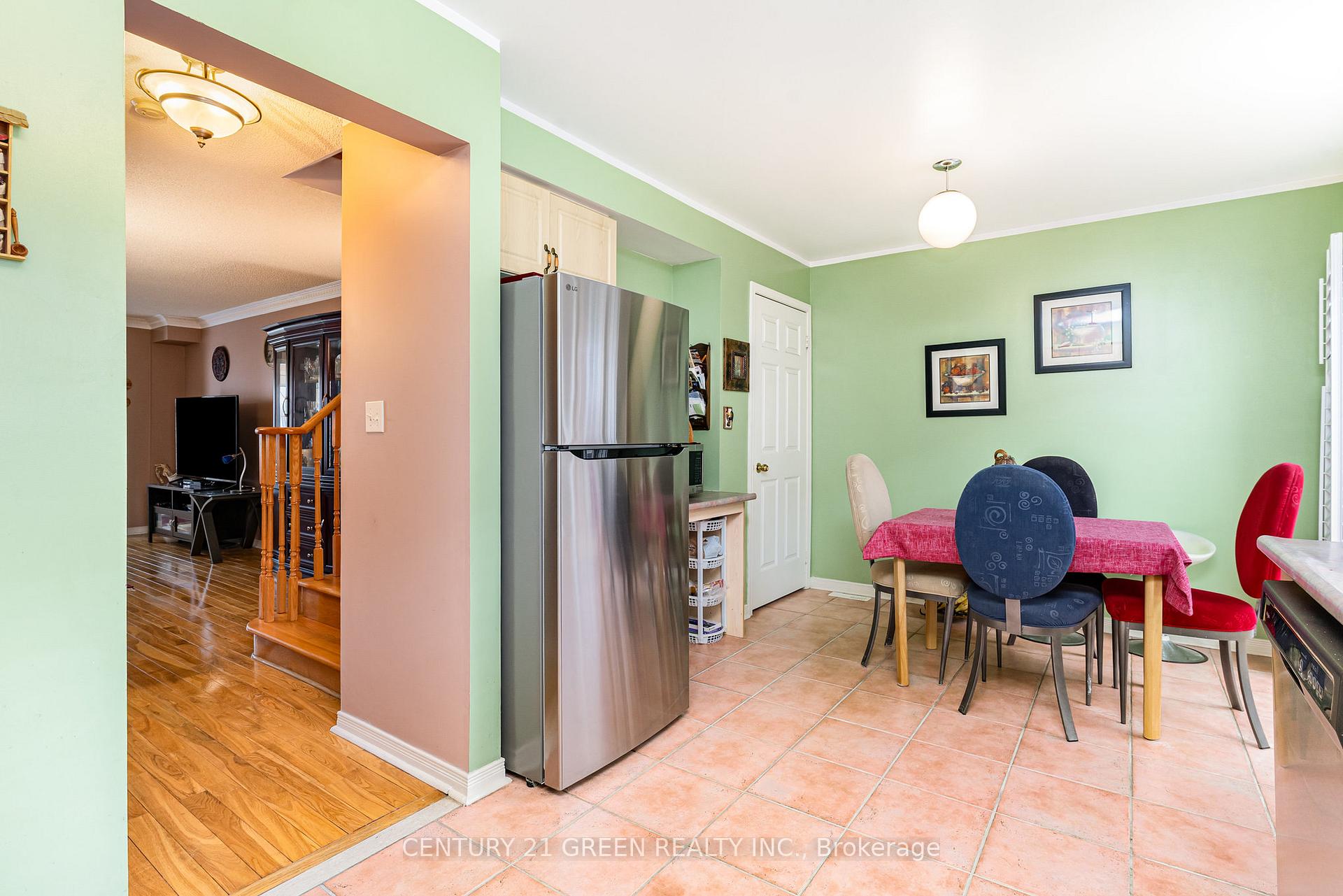 Photo 11 of 19 Fairway Court, Brampton, Heart Lake East — HOMEH