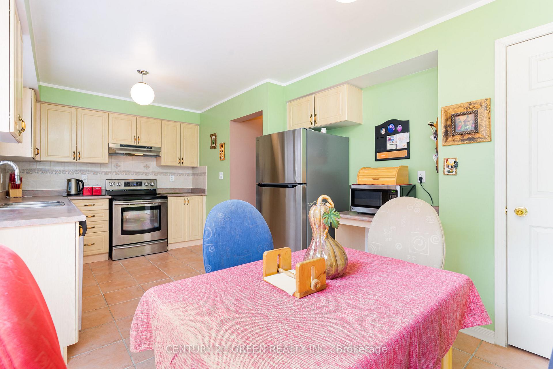 Photo 12 of 19 Fairway Court, Brampton, Heart Lake East — HOMEH