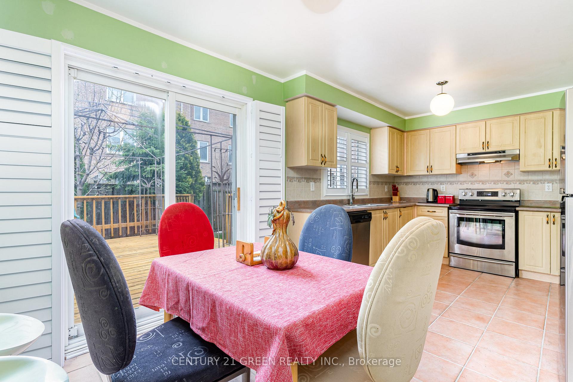 Photo 14 of 19 Fairway Court, Brampton, Heart Lake East — HOMEH