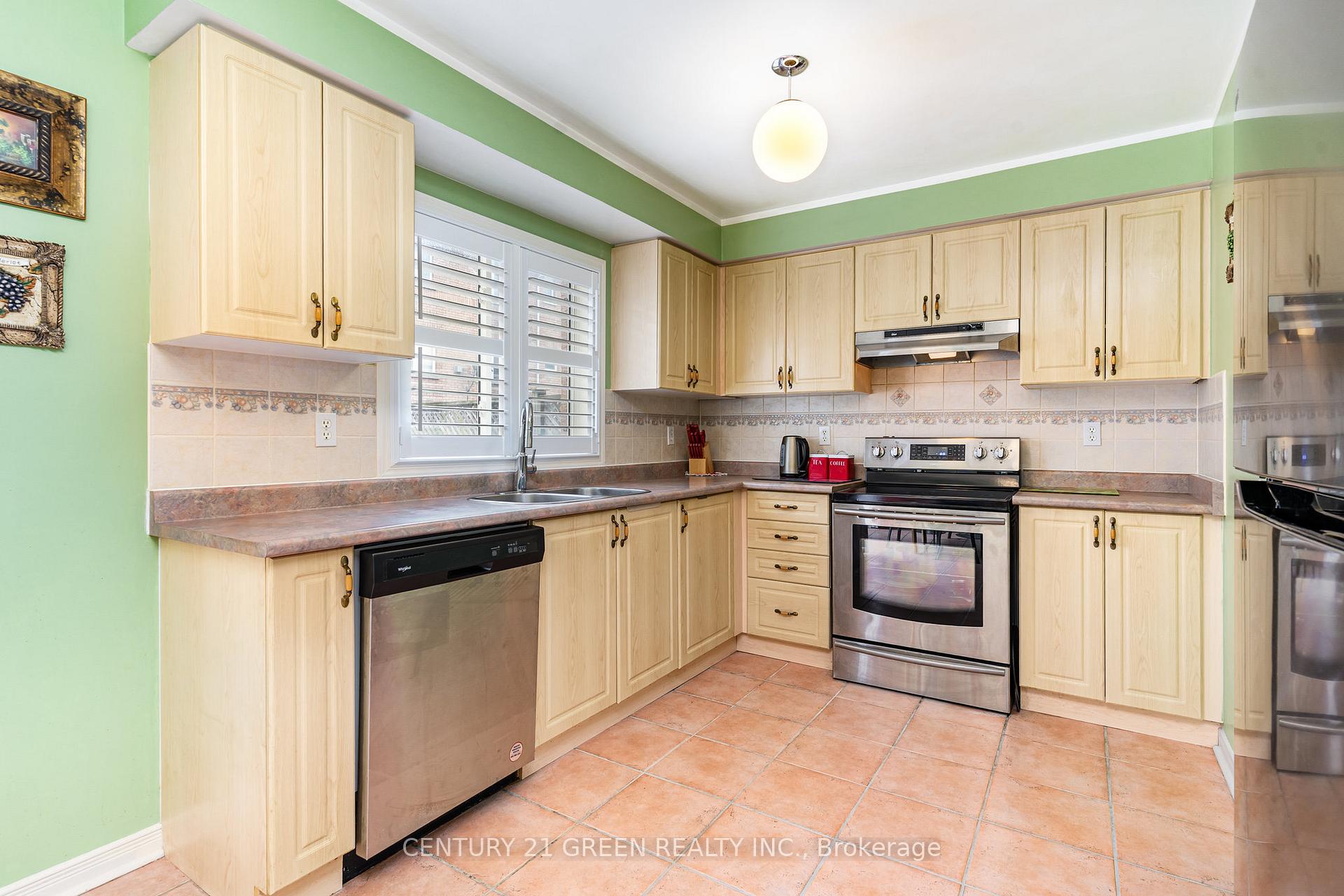 Photo 16 of 19 Fairway Court, Brampton, Heart Lake East — HOMEH