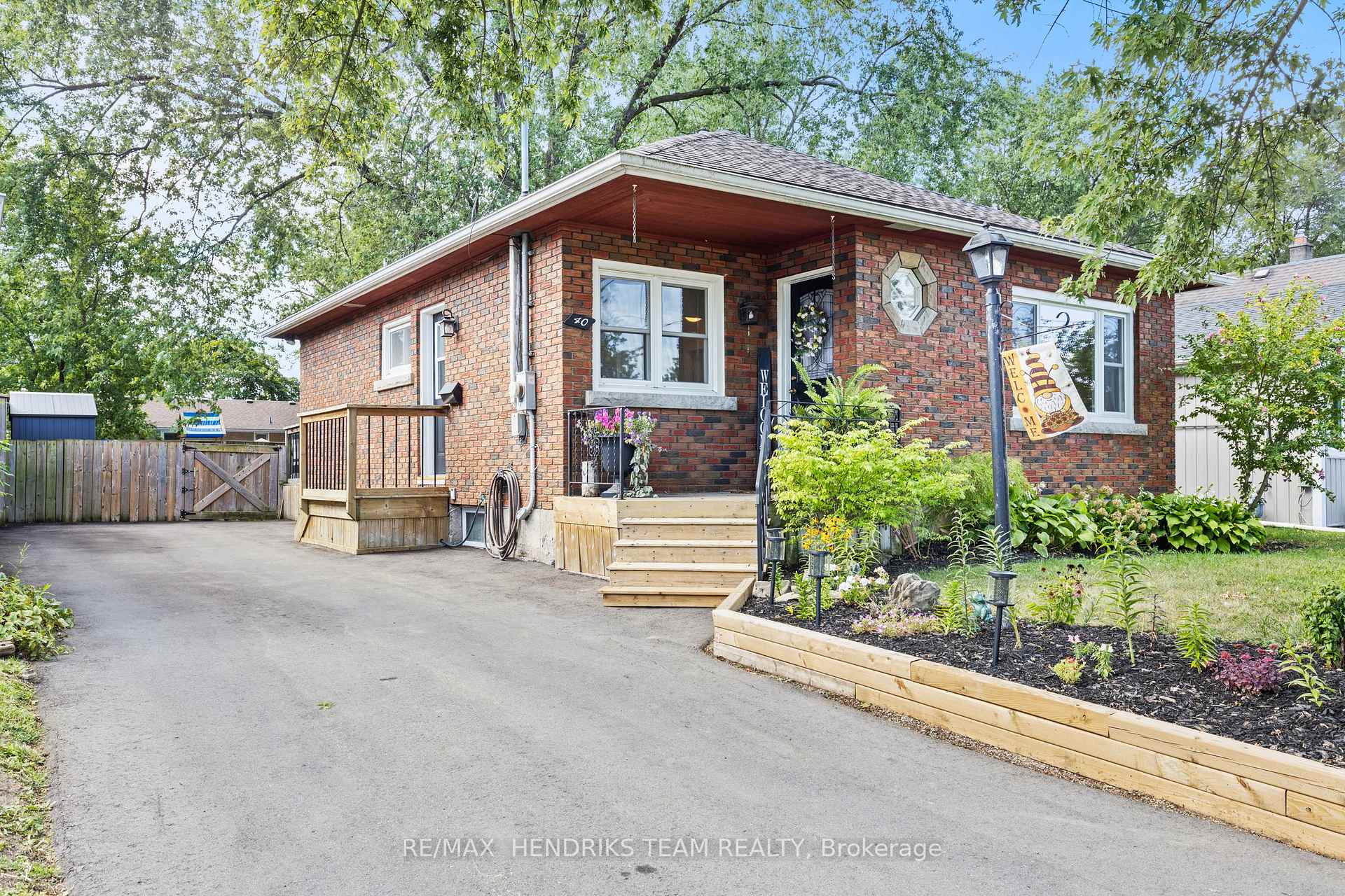 Photo 1 of 40 Alexandra Boulevard, St. Catharines, Secord Woods — HOMEH