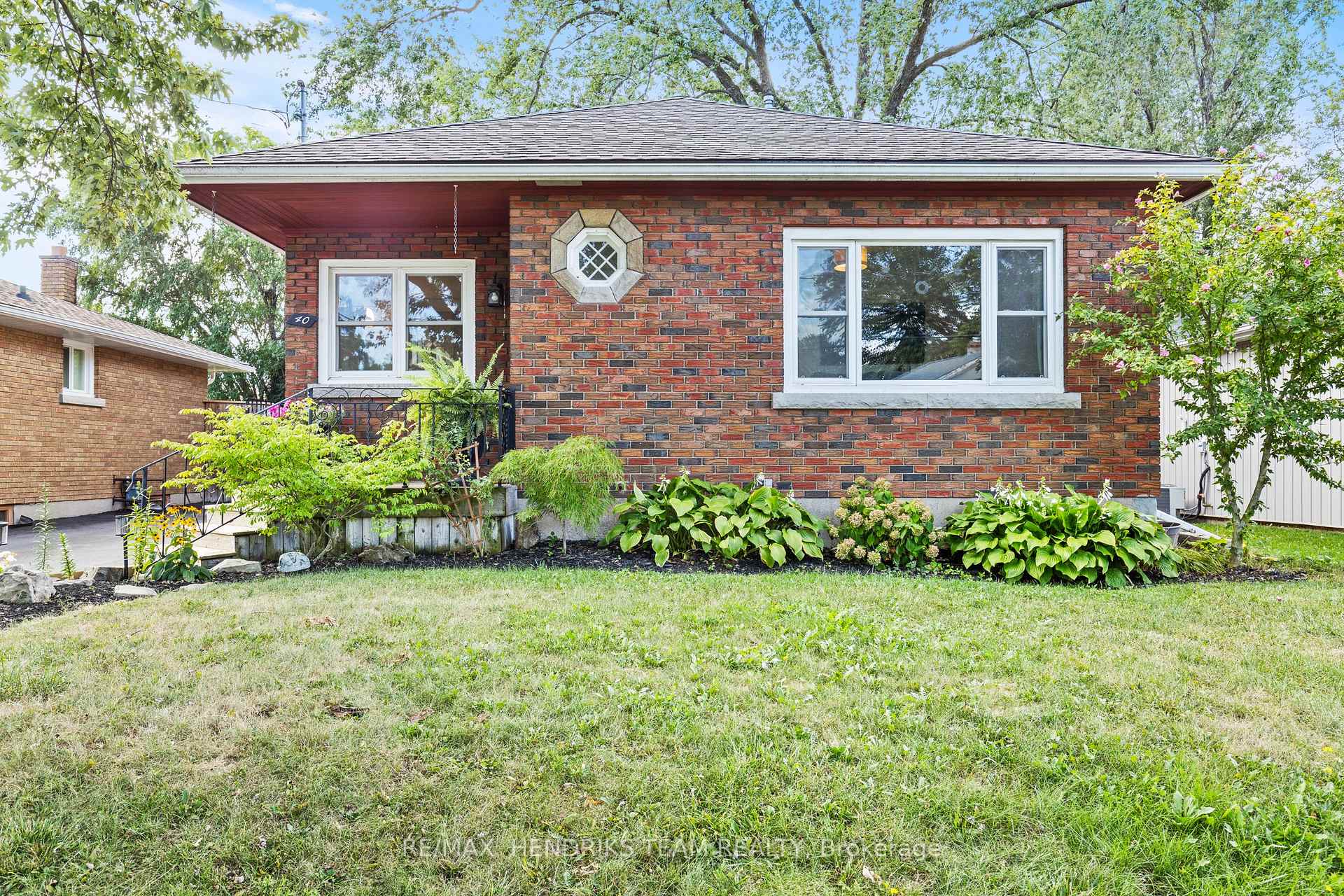 Photo 2 of 40 Alexandra Boulevard, St. Catharines, Secord Woods — HOMEH
