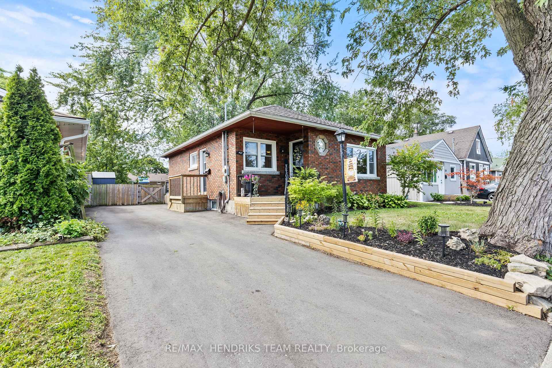 Photo 3 of 40 Alexandra Boulevard, St. Catharines, Secord Woods — HOMEH
