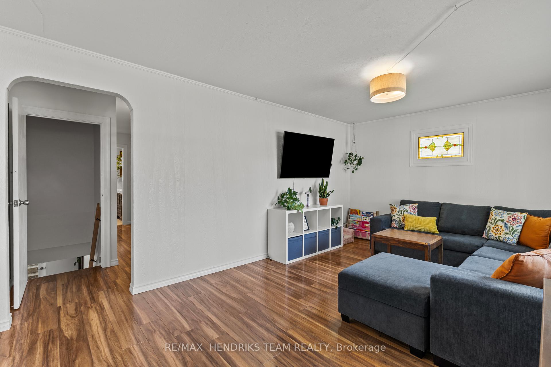 Photo 6 of 40 Alexandra Boulevard, St. Catharines, Secord Woods — HOMEH