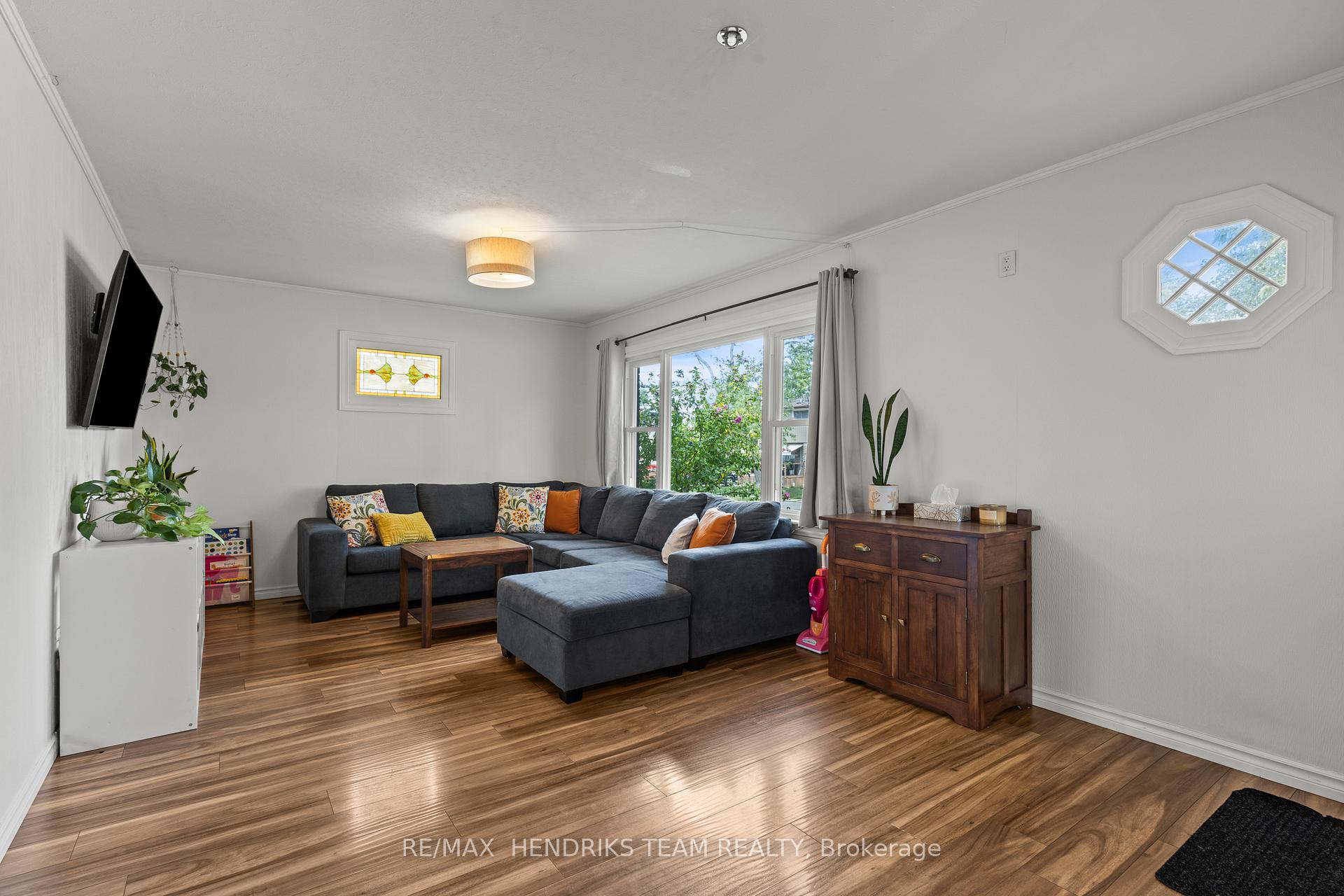 Photo 7 of 40 Alexandra Boulevard, St. Catharines, Secord Woods — HOMEH
