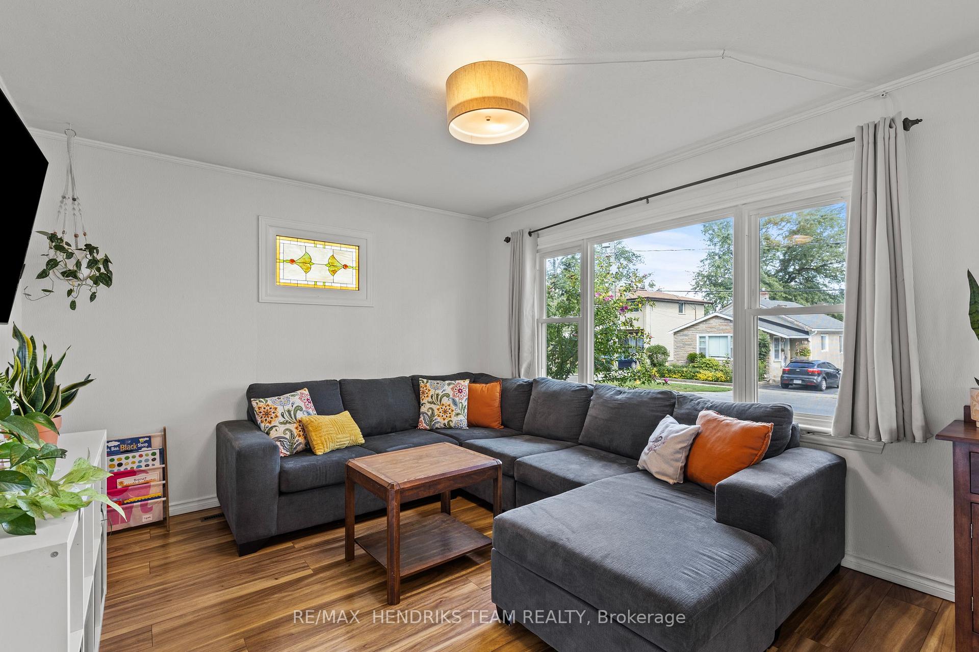 Photo 8 of 40 Alexandra Boulevard, St. Catharines, Secord Woods — HOMEH