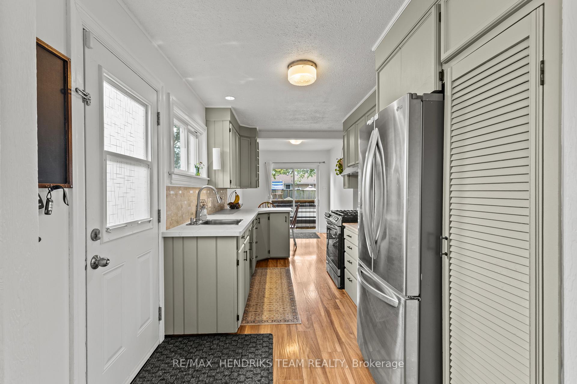 Photo 11 of 40 Alexandra Boulevard, St. Catharines, Secord Woods — HOMEH