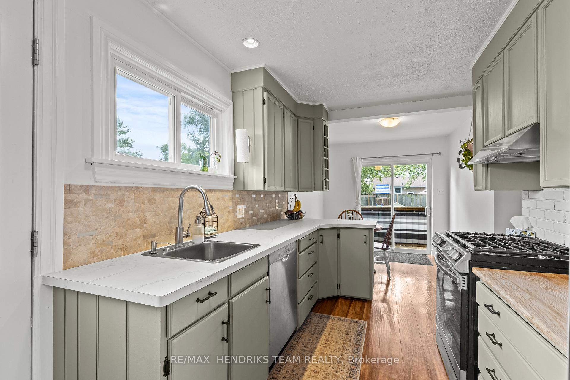 Photo 12 of 40 Alexandra Boulevard, St. Catharines, Secord Woods — HOMEH