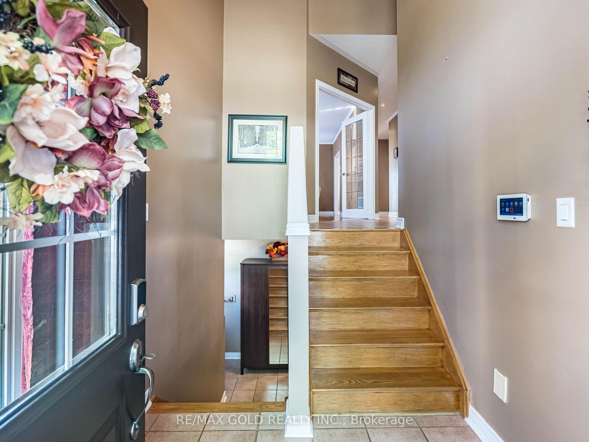 Photo 3 of 12 Twin Willow Crescent, Brampton, Snelgrove — HOMEH