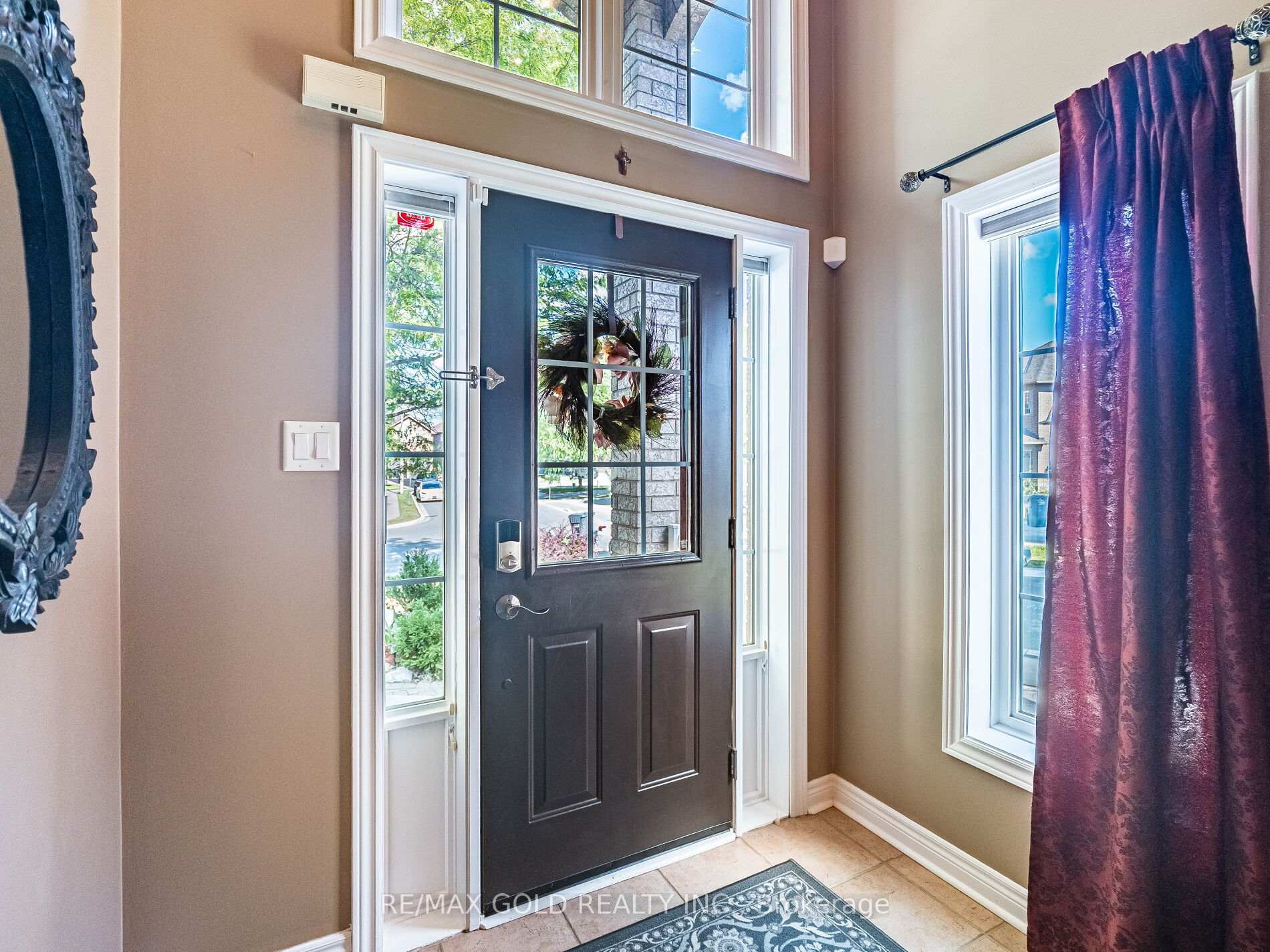 Photo 4 of 12 Twin Willow Crescent, Brampton, Snelgrove — HOMEH