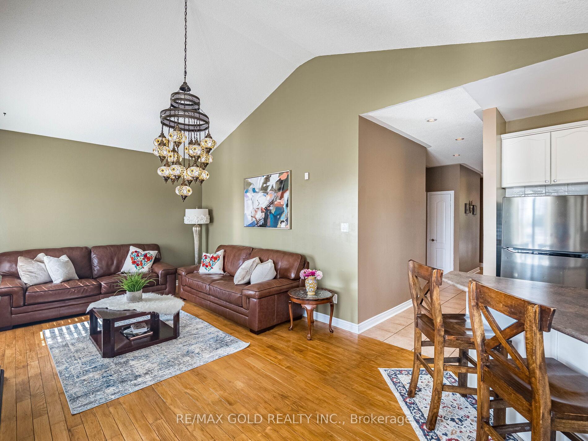 Photo 11 of 12 Twin Willow Crescent, Brampton, Snelgrove — HOMEH