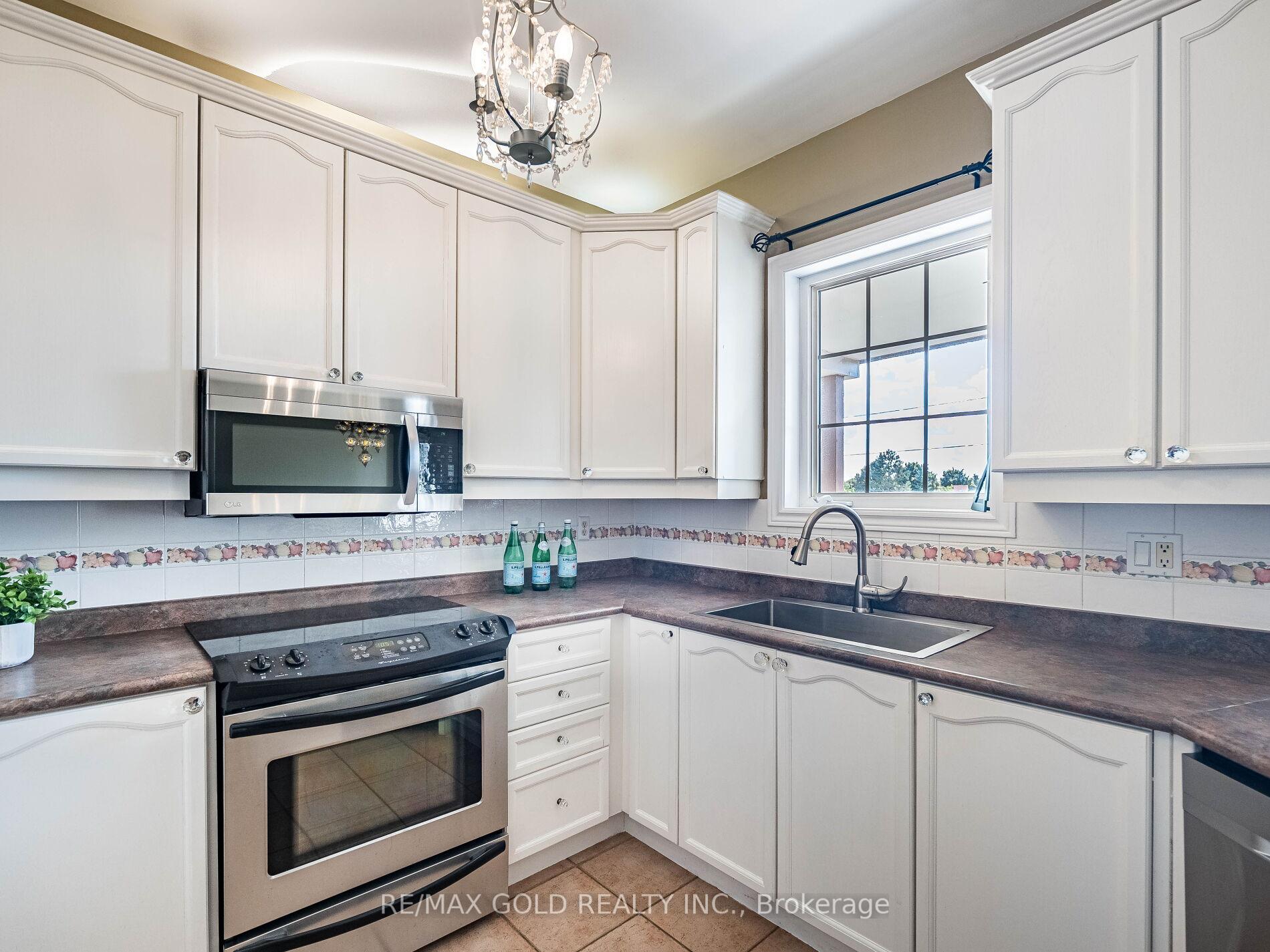 Photo 16 of 12 Twin Willow Crescent, Brampton, Snelgrove — HOMEH