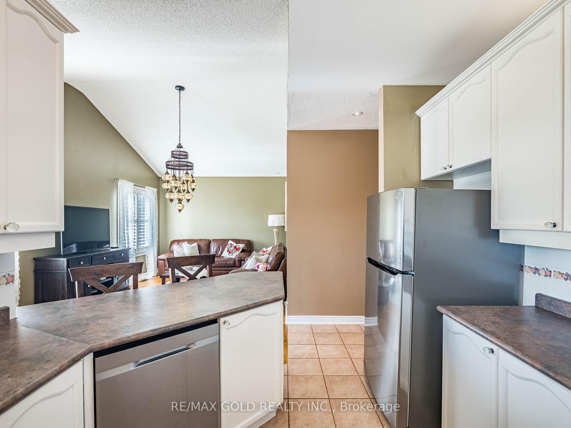Photo 17 of 12 Twin Willow Crescent, Brampton, Snelgrove — HOMEH