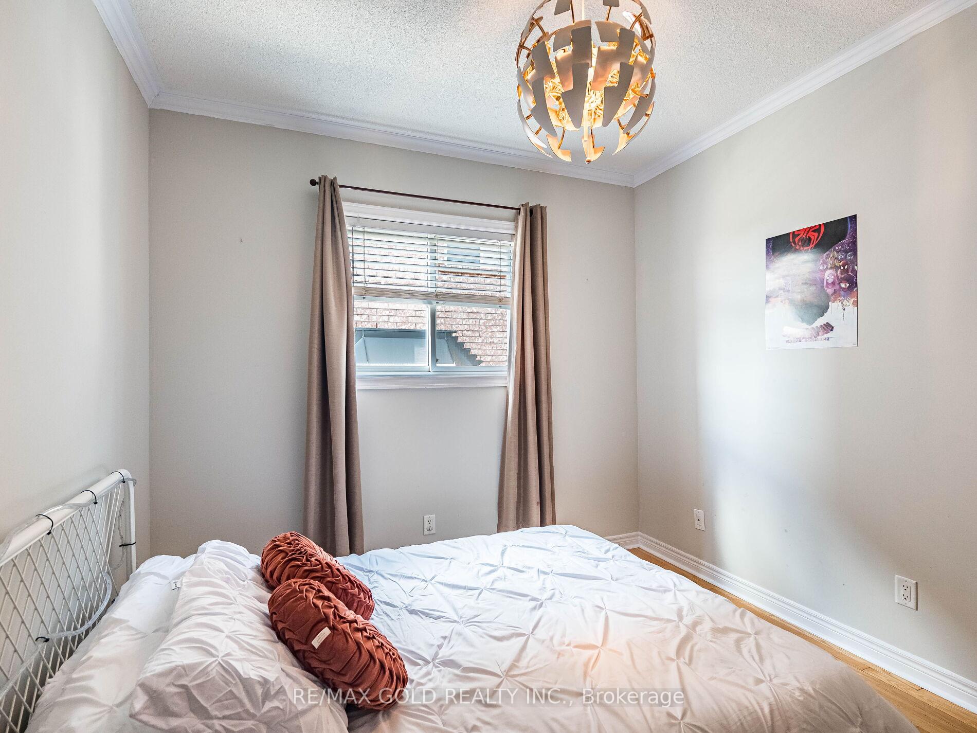 Photo 18 of 12 Twin Willow Crescent, Brampton, Snelgrove — HOMEH