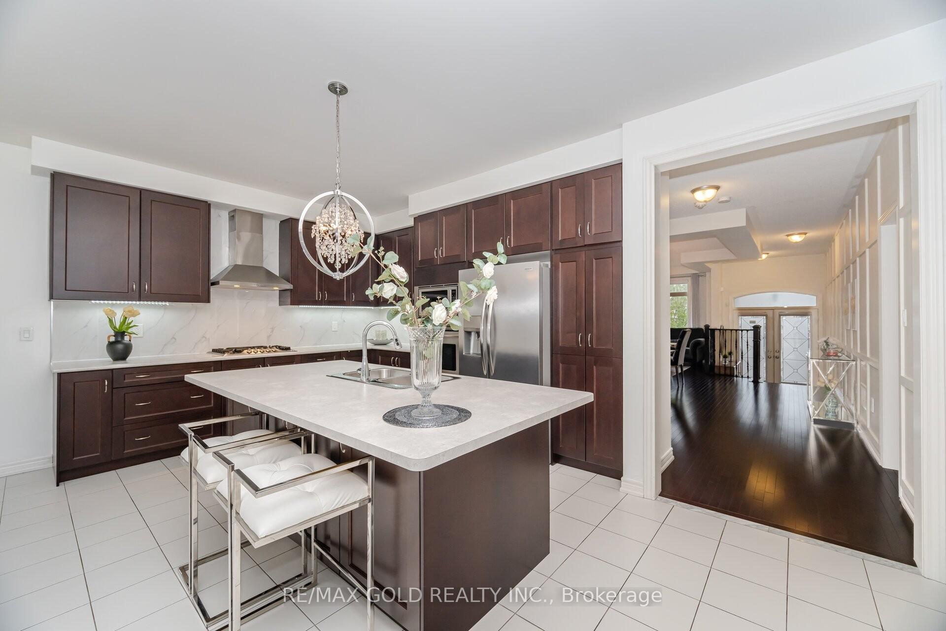 Photo 5 of 37 Observatory Crescent, Brampton, Toronto Gore Rural Estate — HOMEH