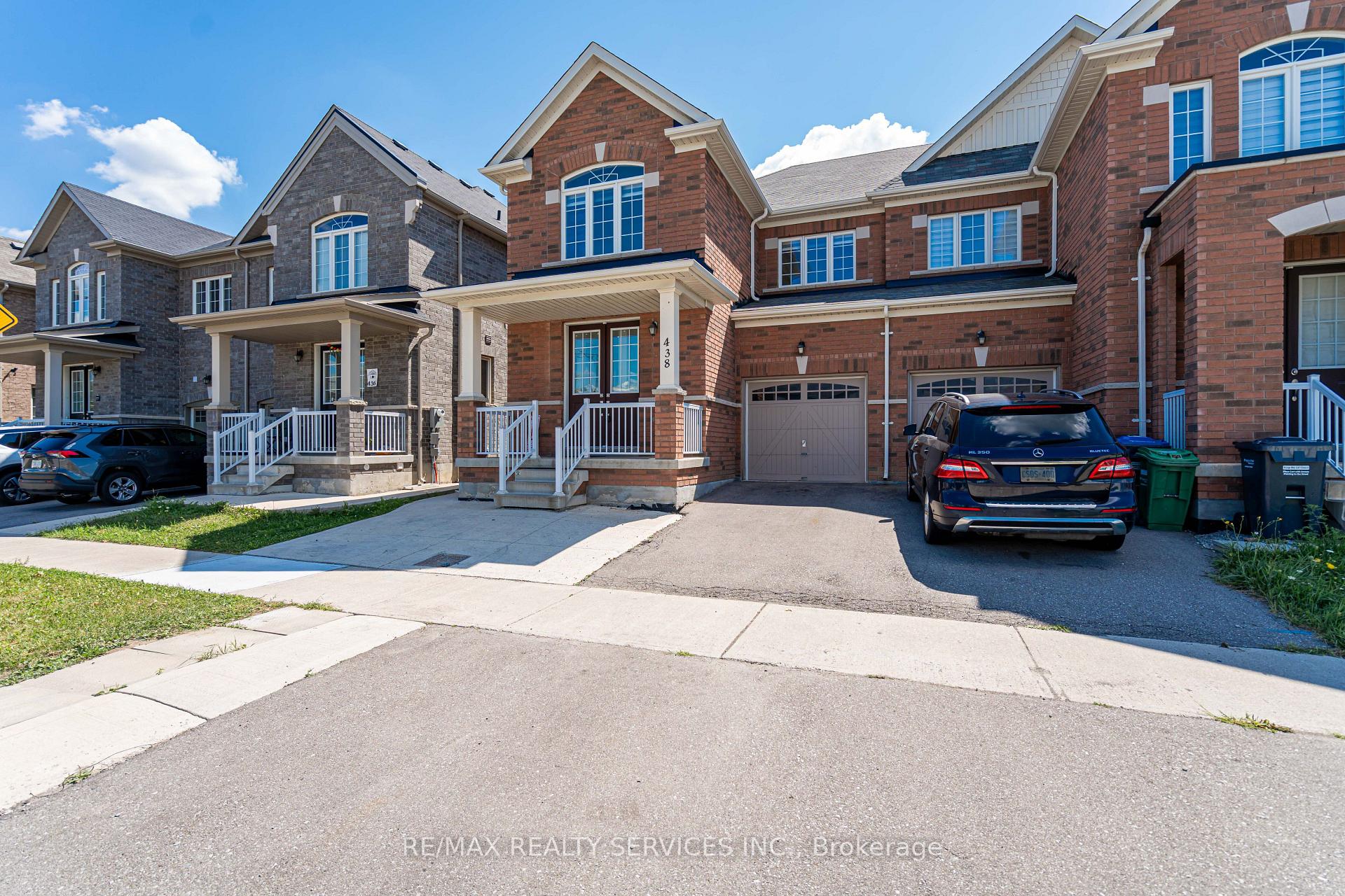 Photo 4 of 438 Royal West Drive, Brampton, Credit Valley — HOMEH