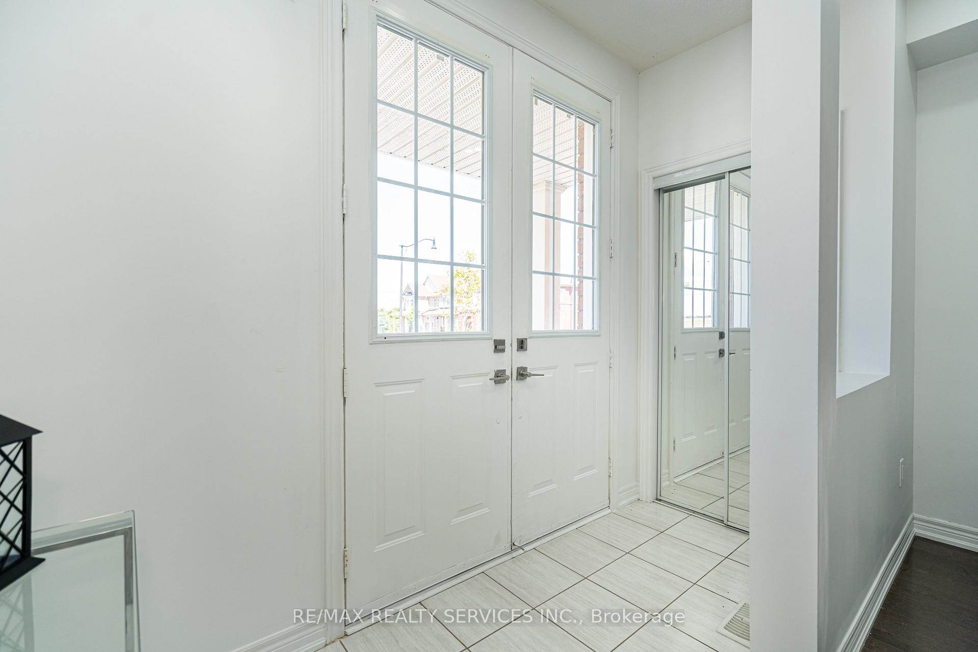 Photo 6 of 438 Royal West Drive, Brampton, Credit Valley — HOMEH