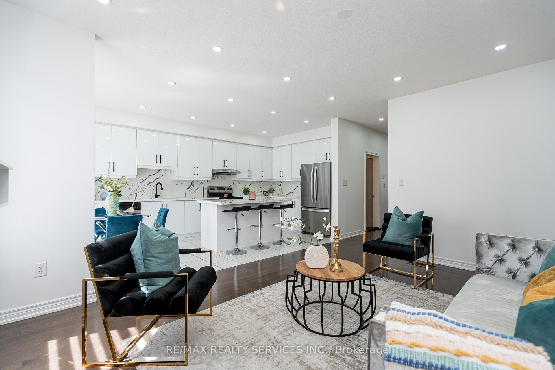 Photo 15 of 438 Royal West Drive, Brampton, Credit Valley — HOMEH