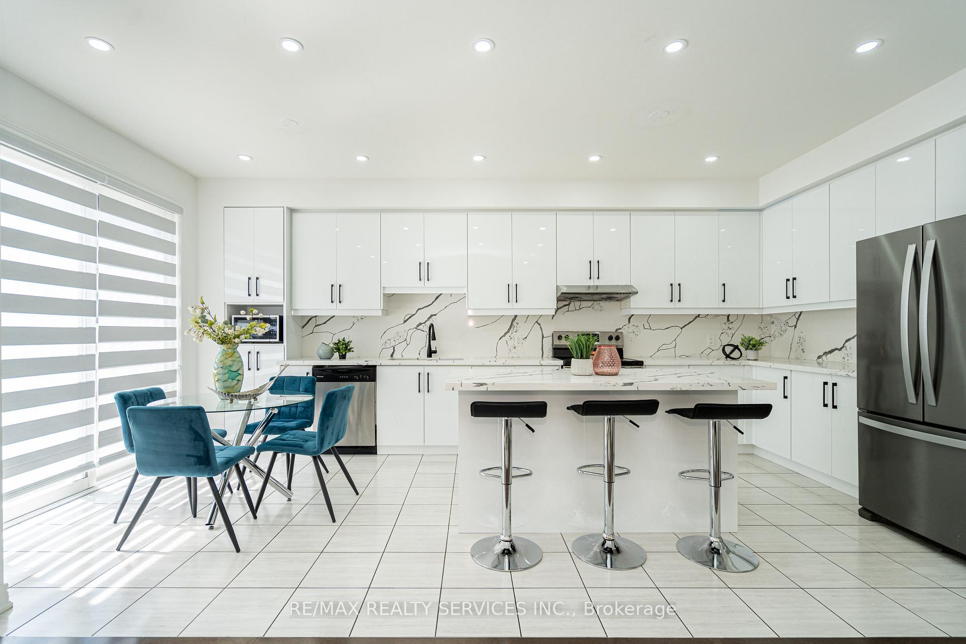Photo 16 of 438 Royal West Drive, Brampton, Credit Valley — HOMEH