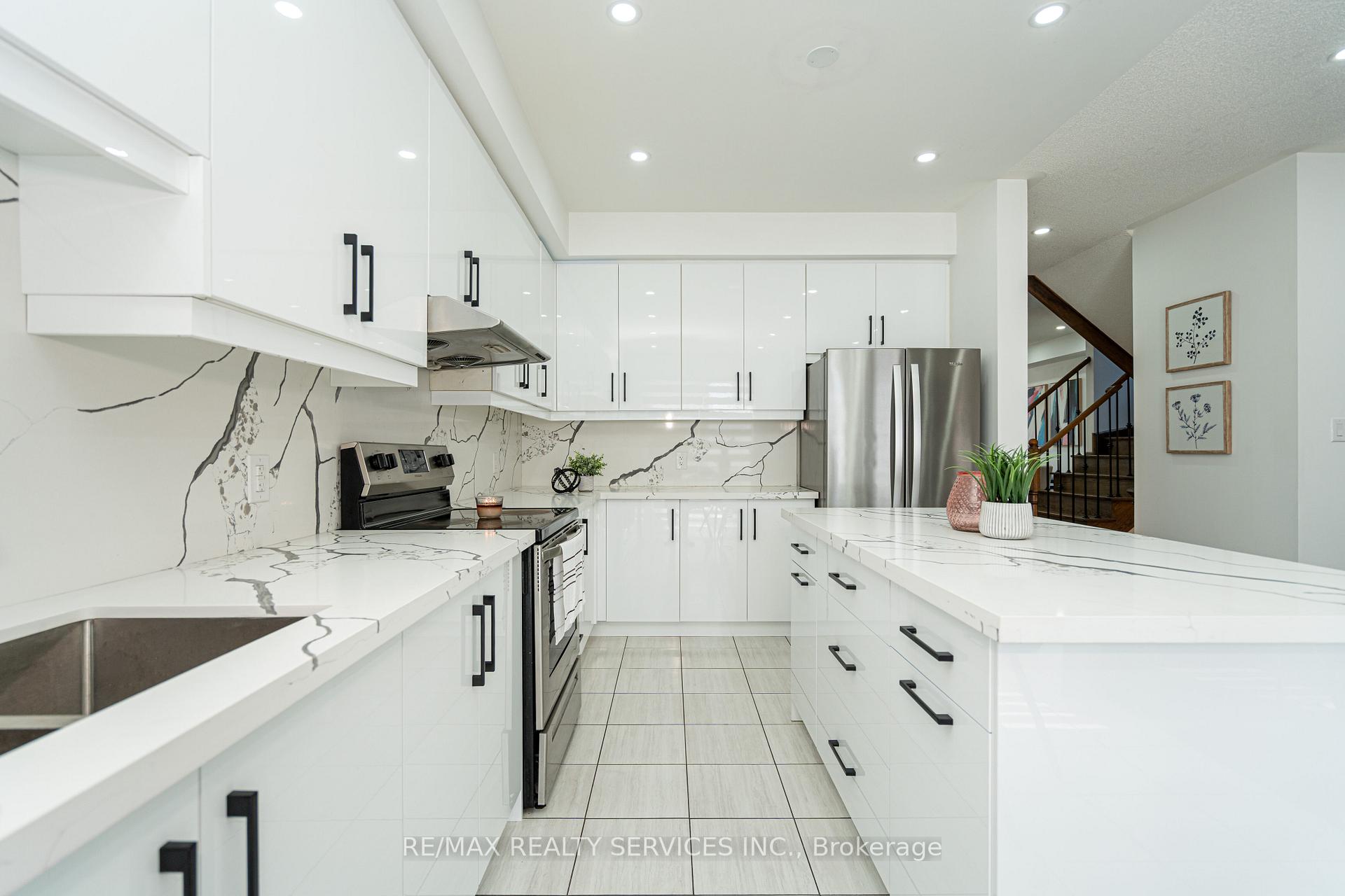 Photo 18 of 438 Royal West Drive, Brampton, Credit Valley — HOMEH