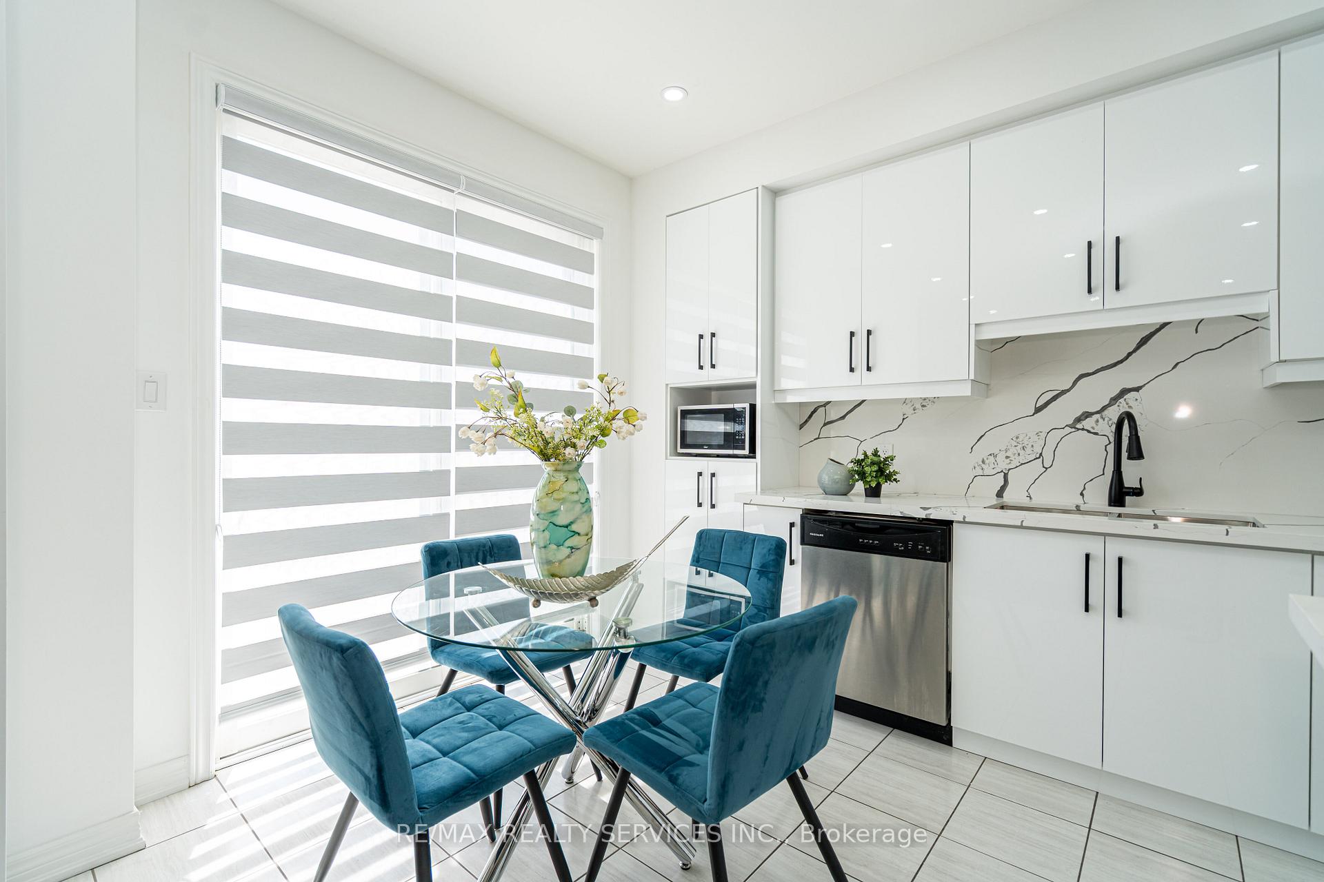 Photo 19 of 438 Royal West Drive, Brampton, Credit Valley — HOMEH