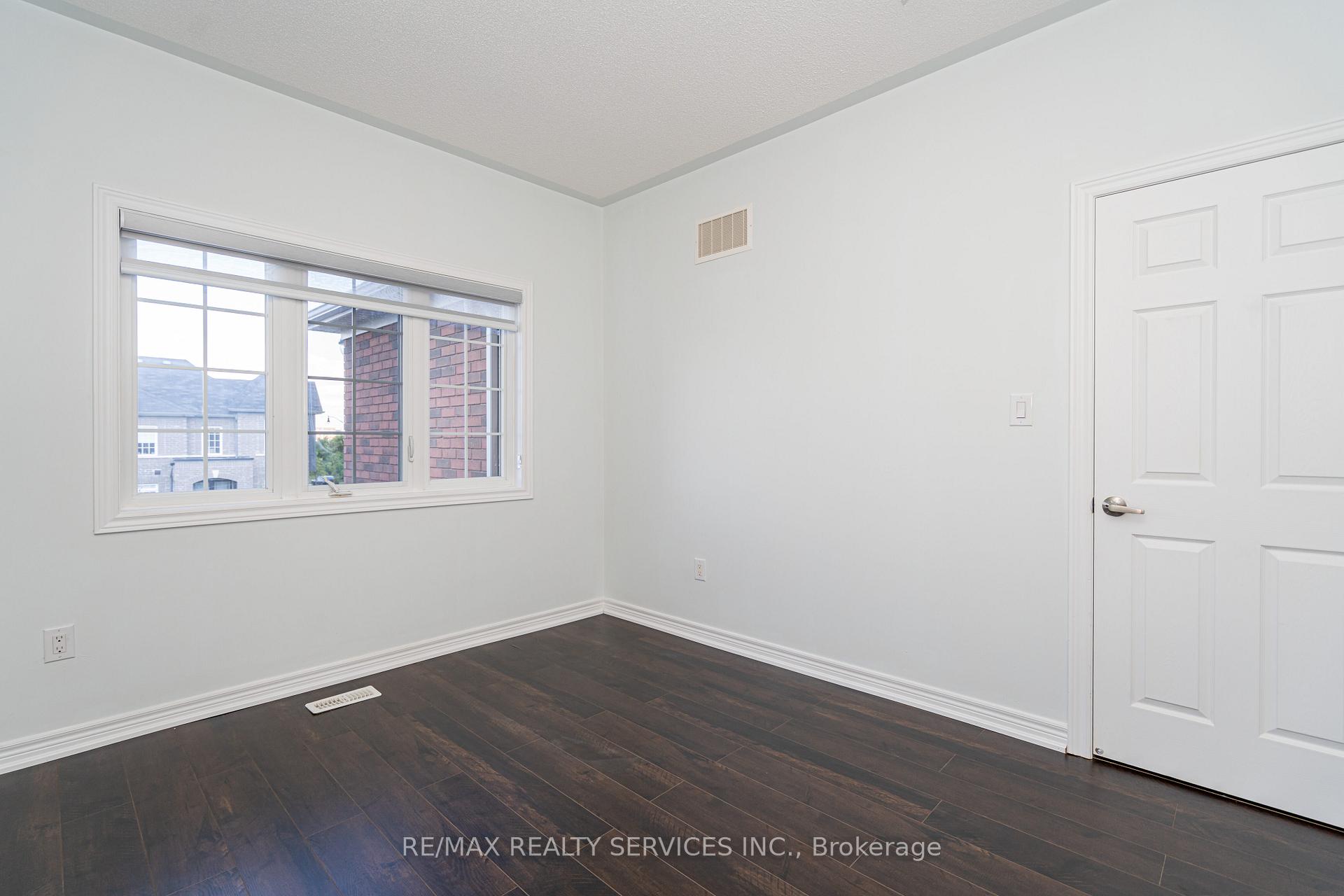 Photo 33 of 438 Royal West Drive, Brampton, Credit Valley — HOMEH