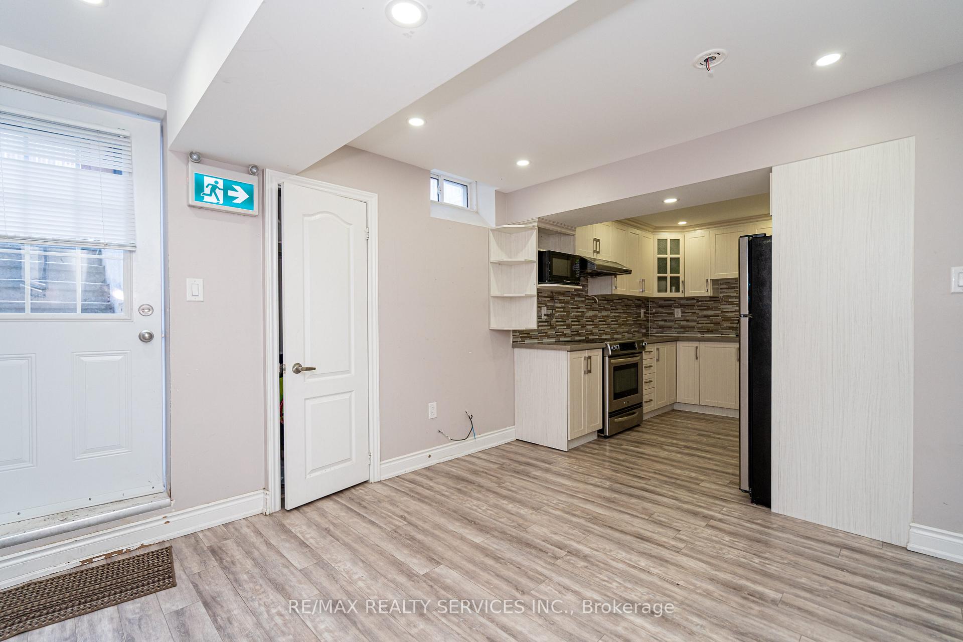 Photo 39 of 438 Royal West Drive, Brampton, Credit Valley — HOMEH