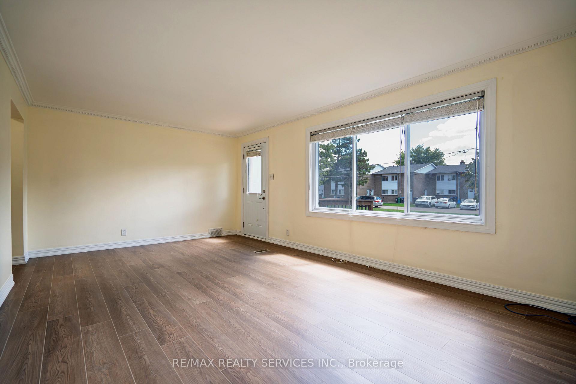 Photo 3 of 32 Eastern Avenue, Brampton, Queen Street Corridor — HOMEH