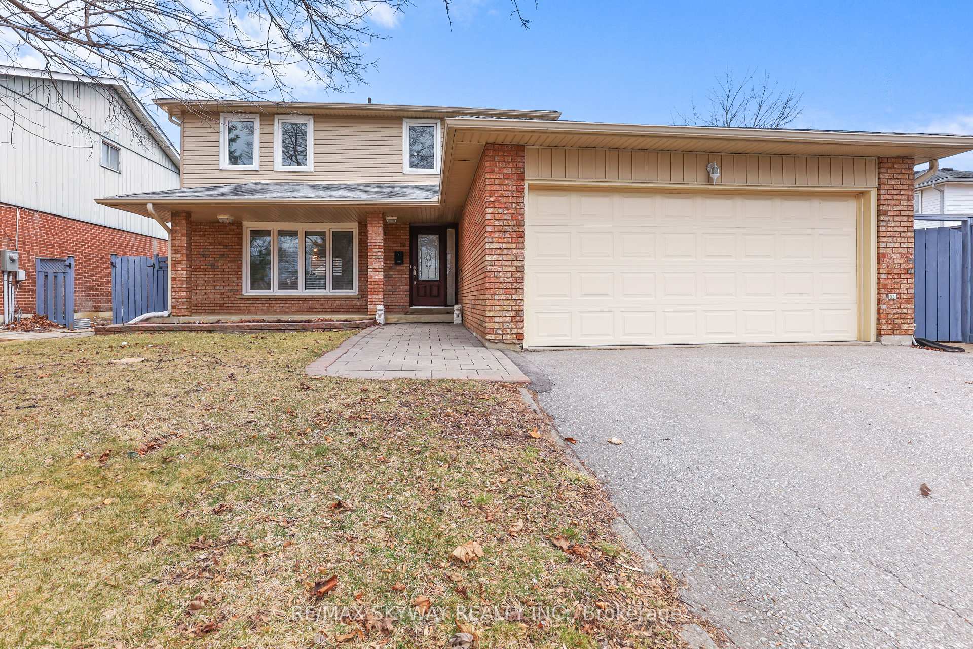 Photo 2 of 19 Mackay Street N, Brampton, Central Park — HOMEH